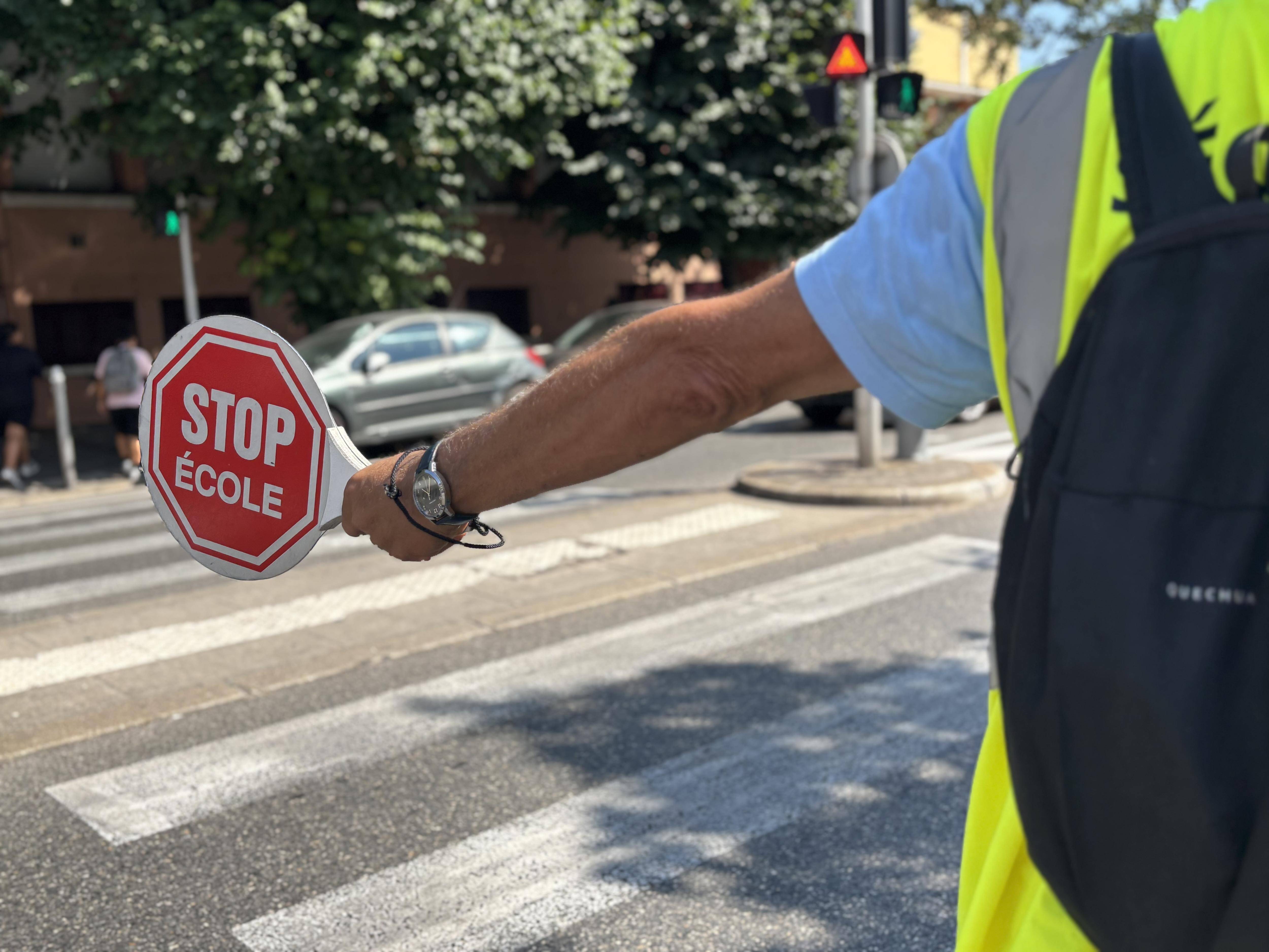 "Il a tapé une femme qui pourrait être sa mère!": un papy trafic raconte l'agression de sa collègue devant une école à Nice