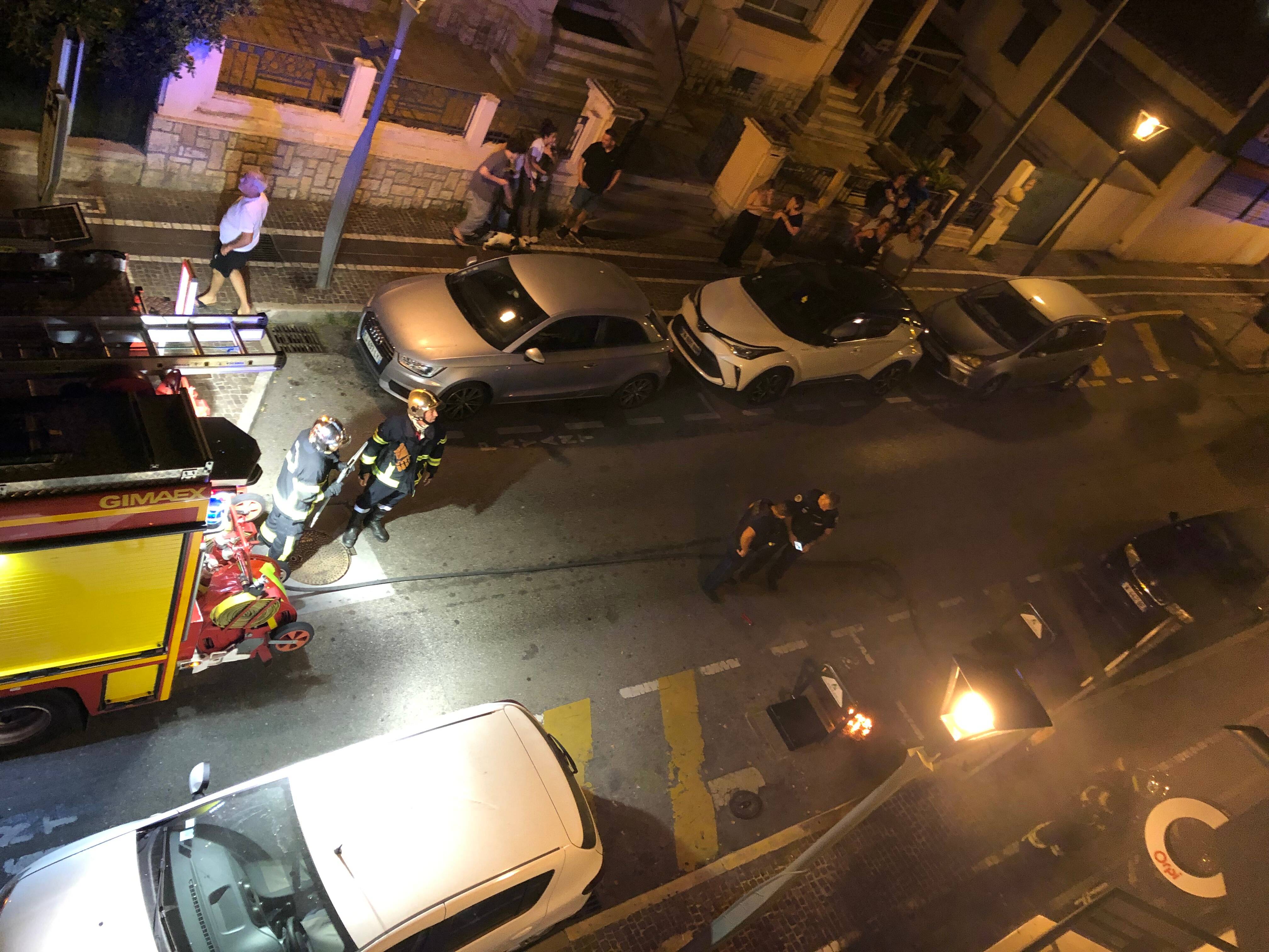 Agence Orpi incendiée dans les Alpes-Maritimes: "J'ai vu deux jeunes jeter un objet en feu", racontent les voisins qui ont donné l'alerte