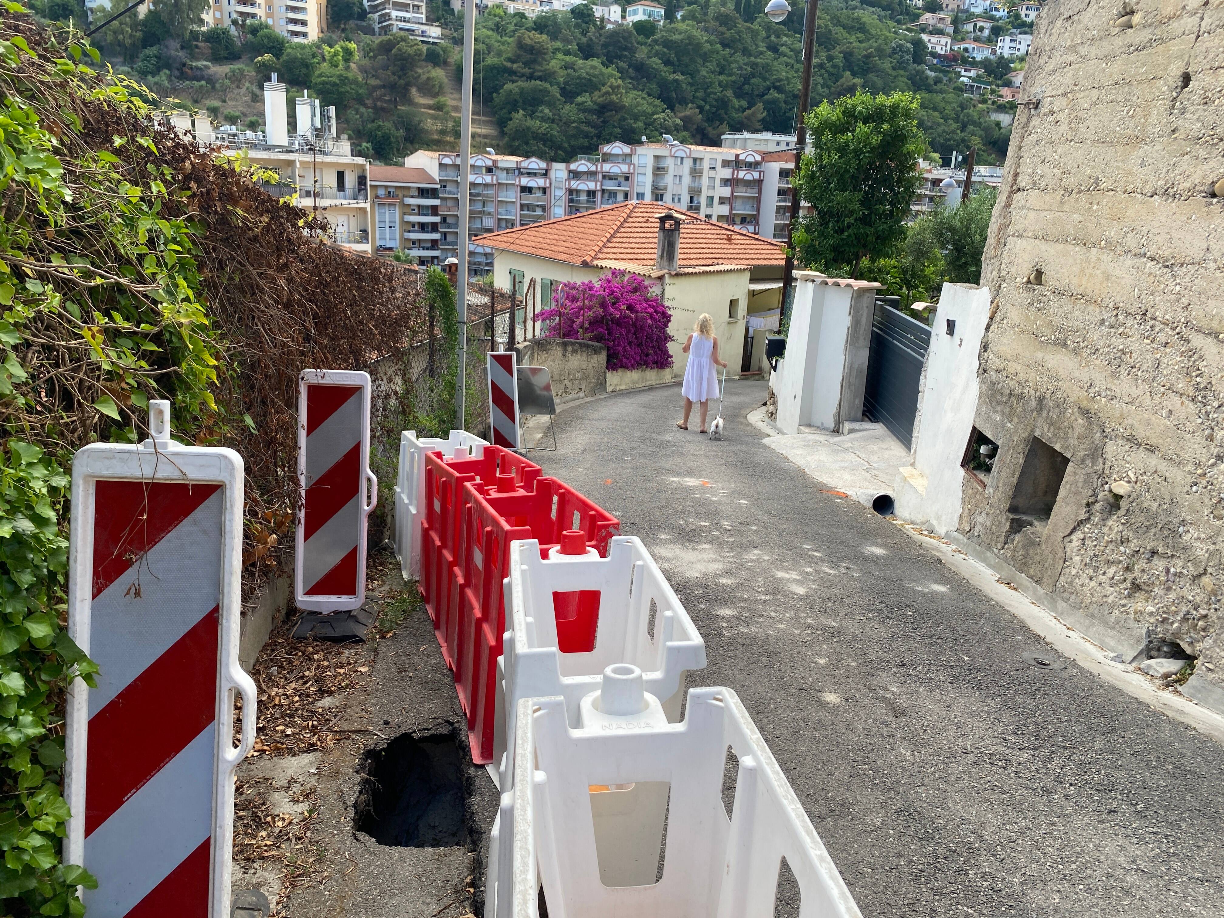 Une rue de Nice fermée à la circulation après l'apparition d'un trou dans la chaussée, les riverains inquiets et en colère