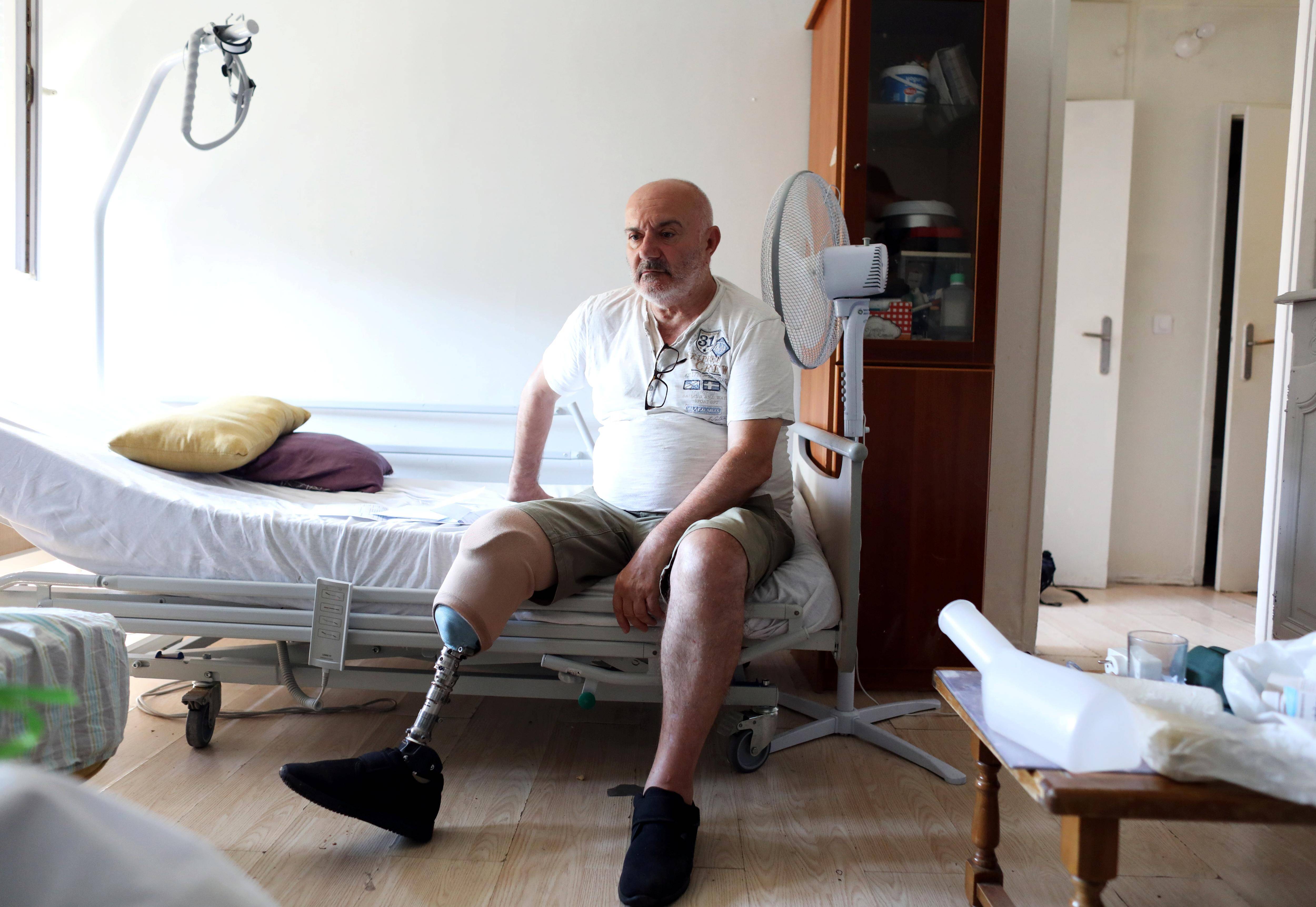 "Une fois devenu handicapé, plus rien n'est adapté": un an et demi après son accident, ce papy trafic peine à trouver un logement viable