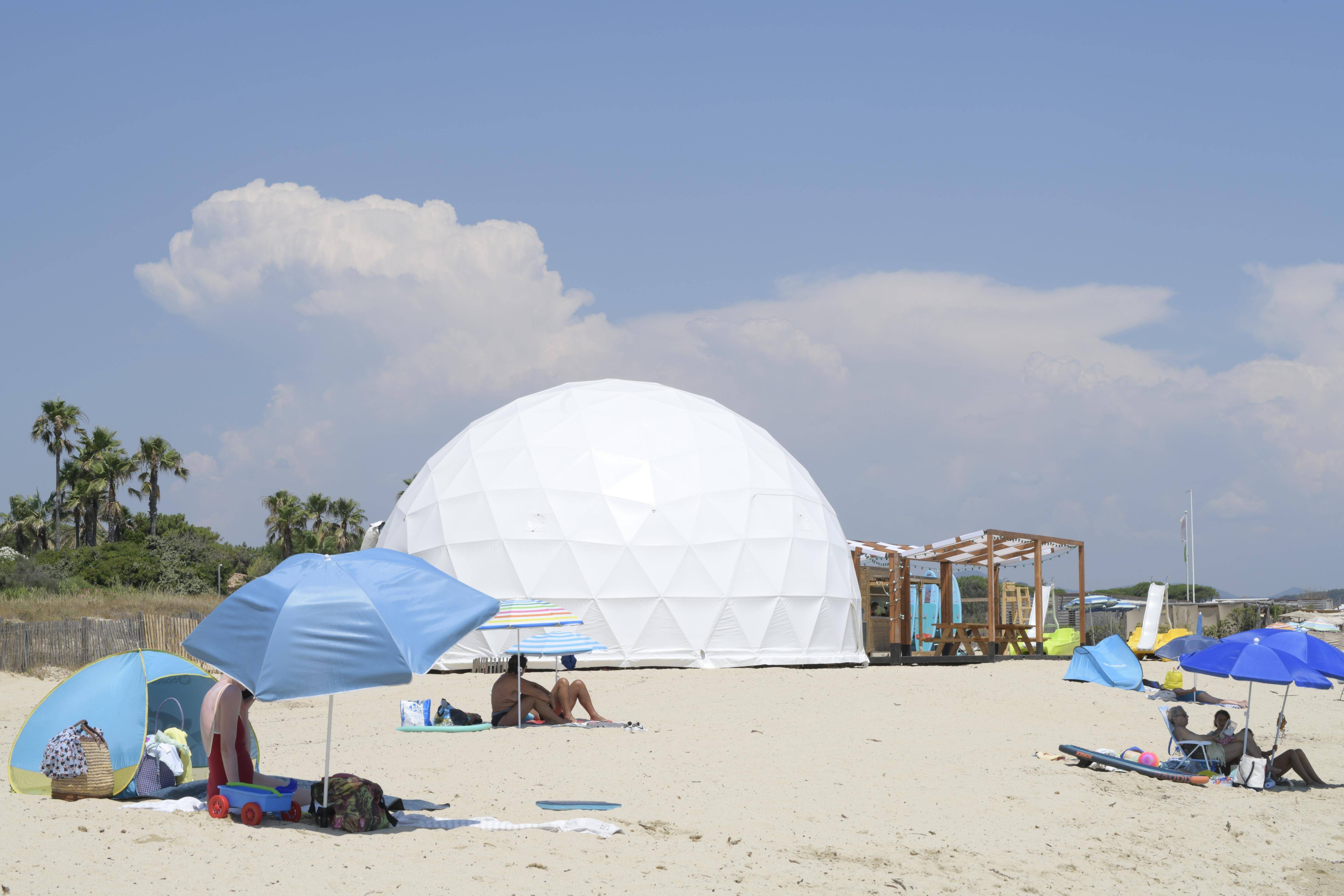"C'est une première mondiale": pourquoi cette étrange géode a été installée pour l'été sur la plage de Pampelonne à Ramatuelle
