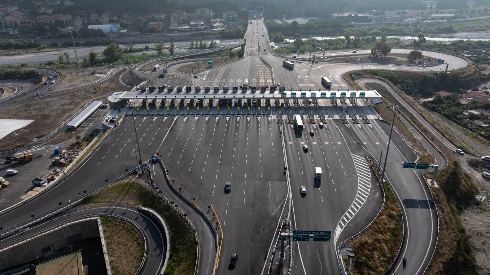 Nouveau péage de Vintimille et bientôt une voie rapide vers le centre-ville: 50 millions d'euros investis pour fluidifier la circulation à la frontière franco-italienne