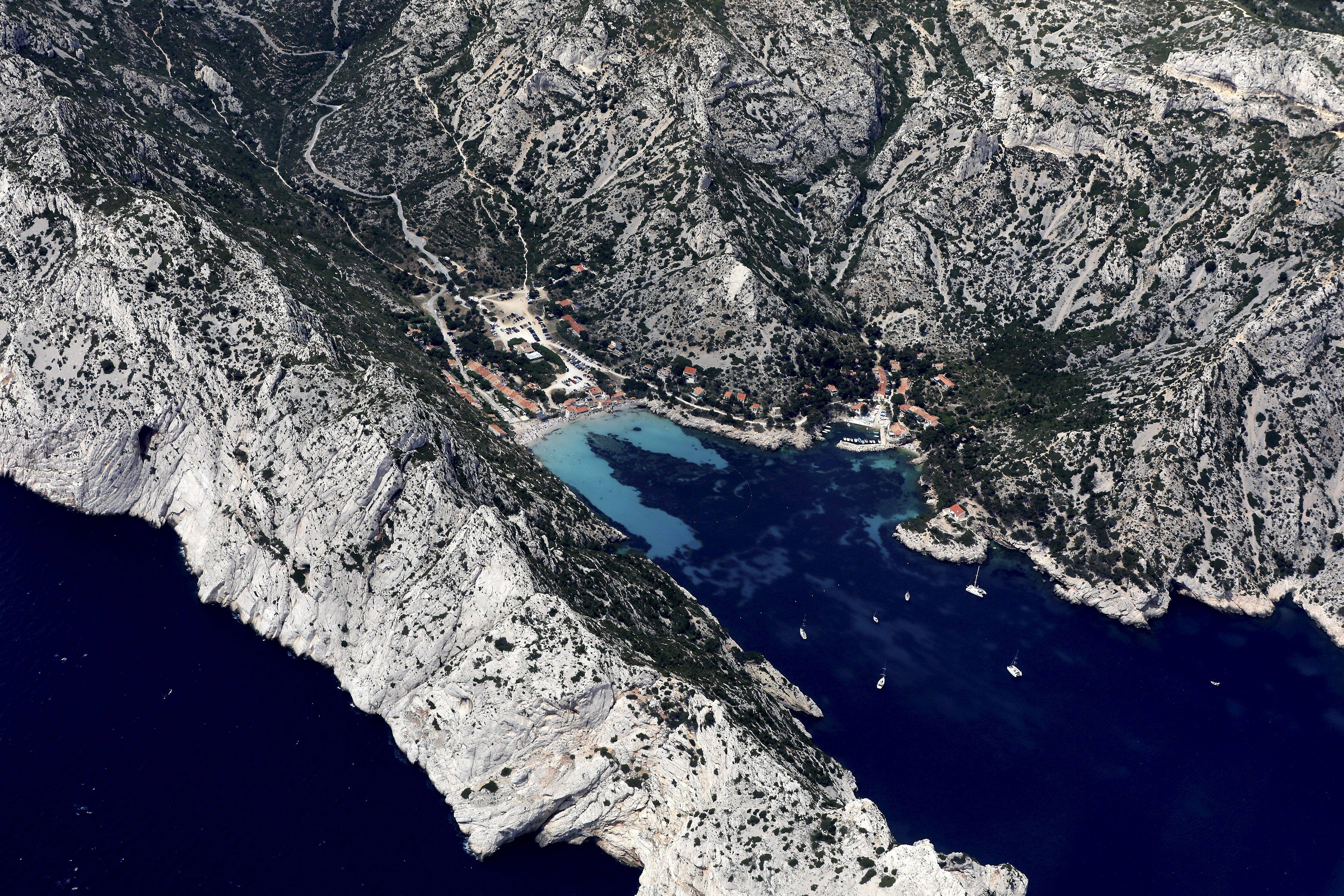 "Un signal donné aux armateurs et aux capitaines": le propriétaire d'un catamaran condamné pour destruction de posidonie dans les calanques de Marseille