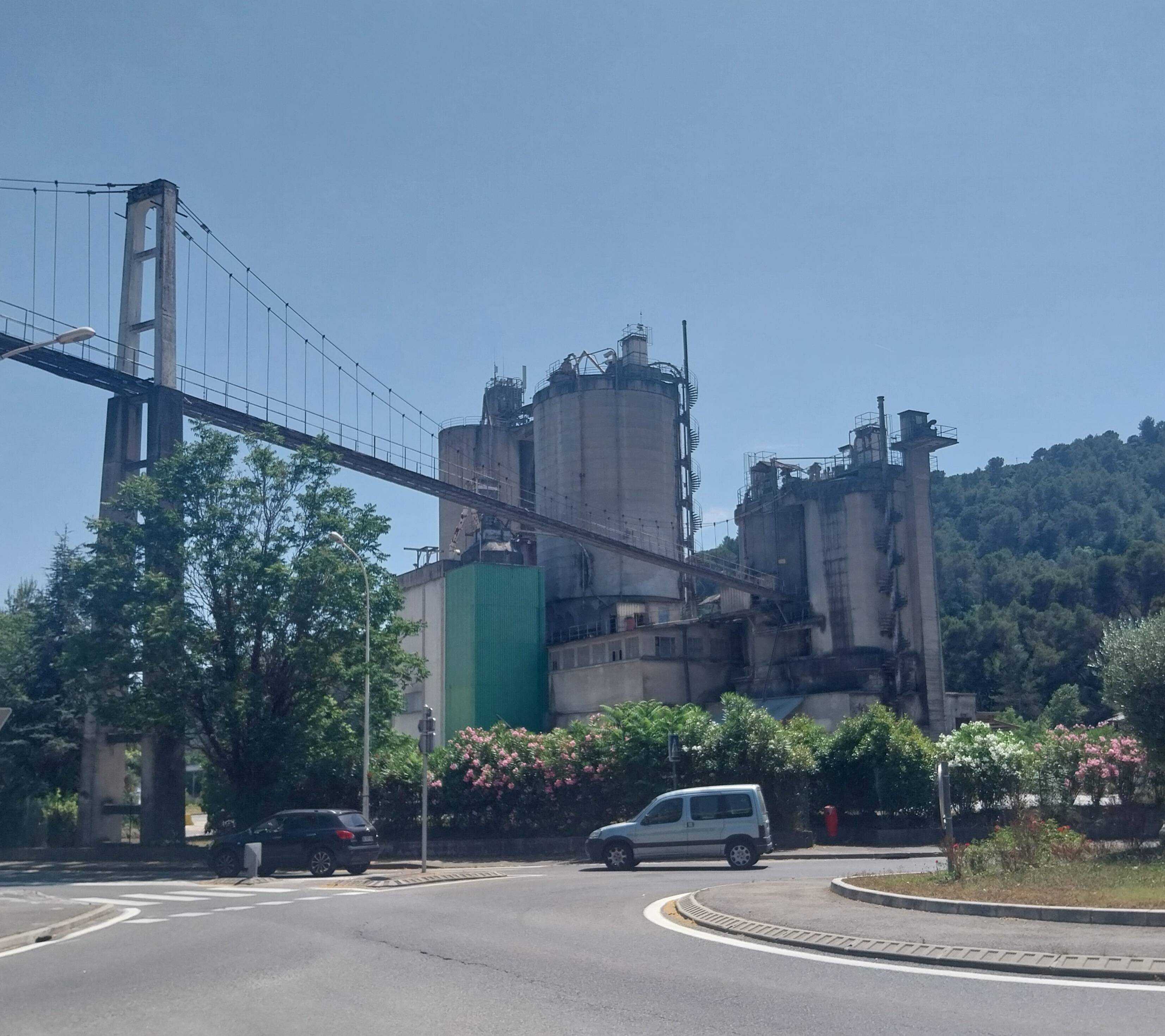 L'ancien site d'extraction doit devenir un espace naturel, mais le bras de fer continue entre Contes et la cimenterie Lafarge