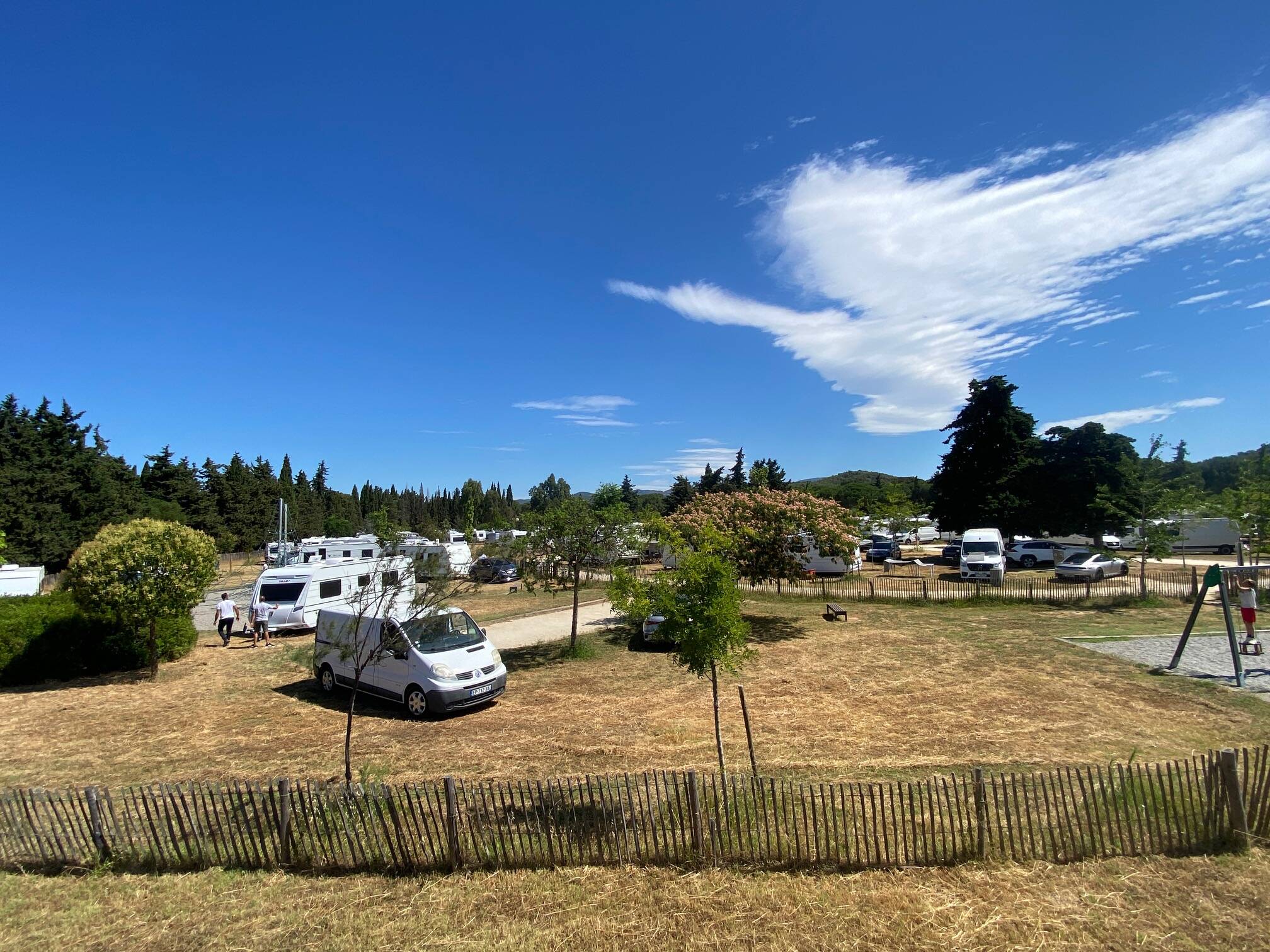 Plus de 300 caravanes s'installent dans le parc de la Brûlade à La Londe, des procédures d'expulsion engagées