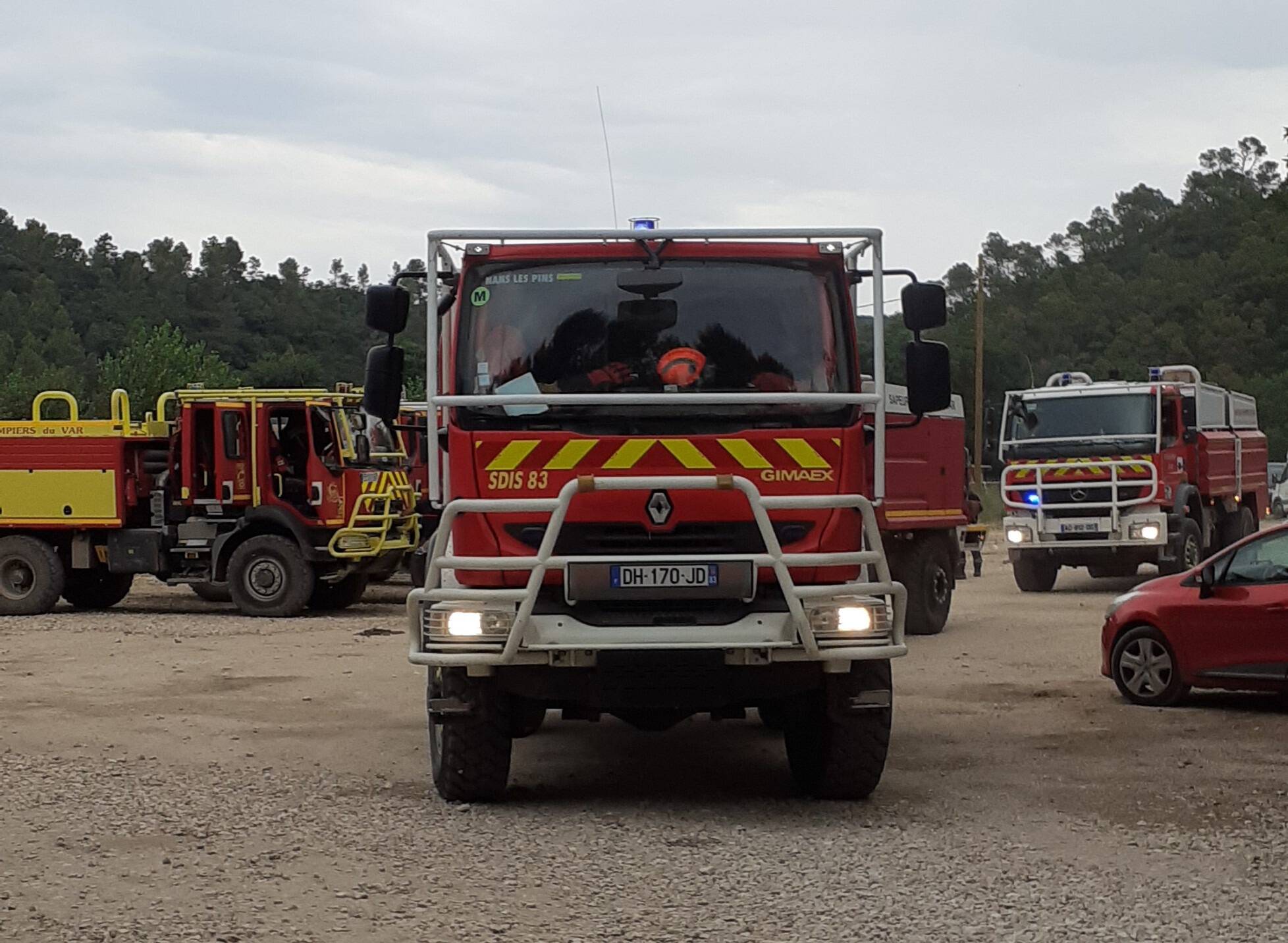Déclenché dimanche près de l'A8, le feu de forêt reprend à Brignoles ce lundi soir: une cinquantaine de pompiers mobilisés