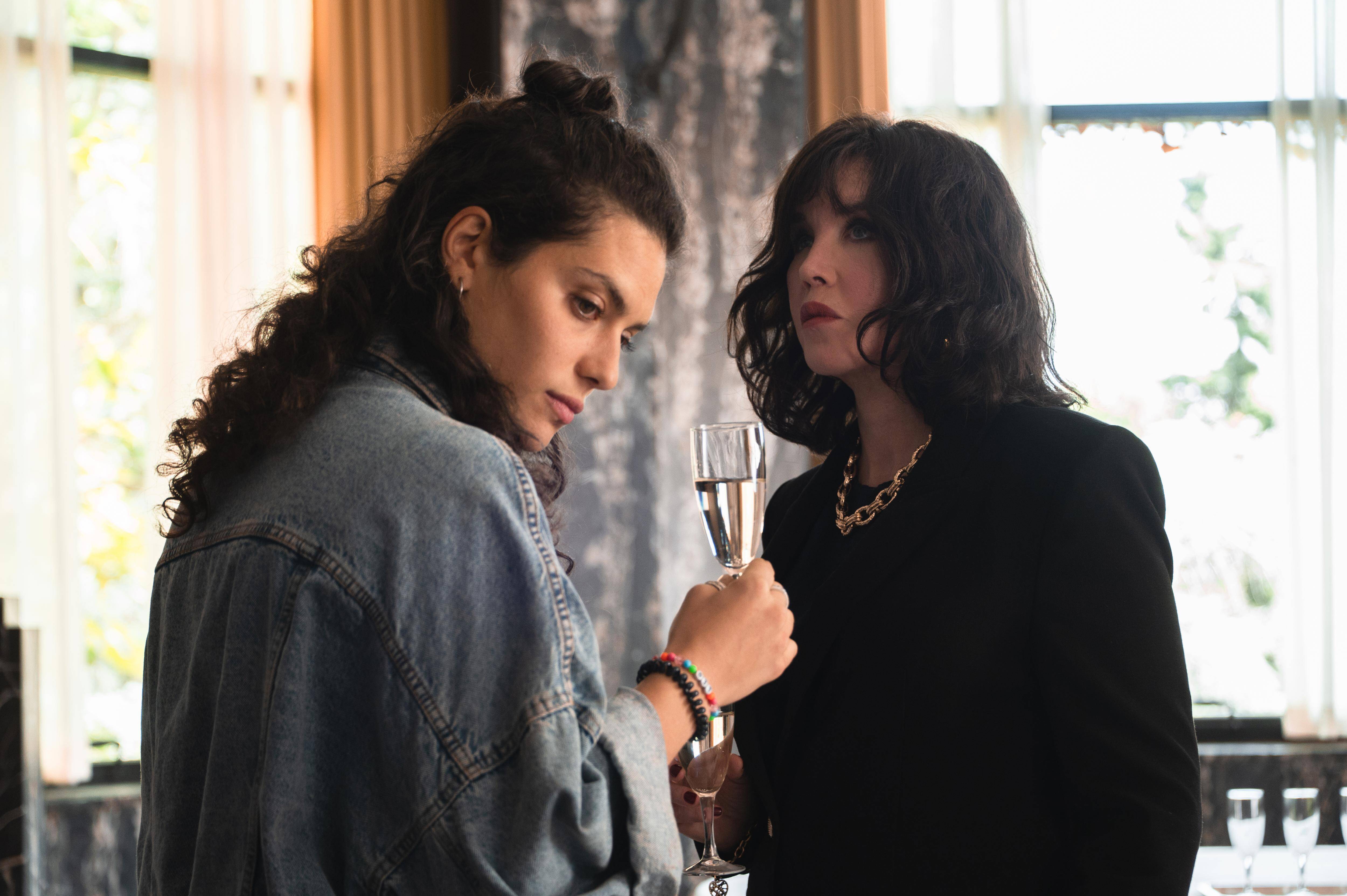 "Soleil noir", la nouvelle série Netflix tournée sur la Côte d'Azur avec Ava Baya et Isabelle Adjani