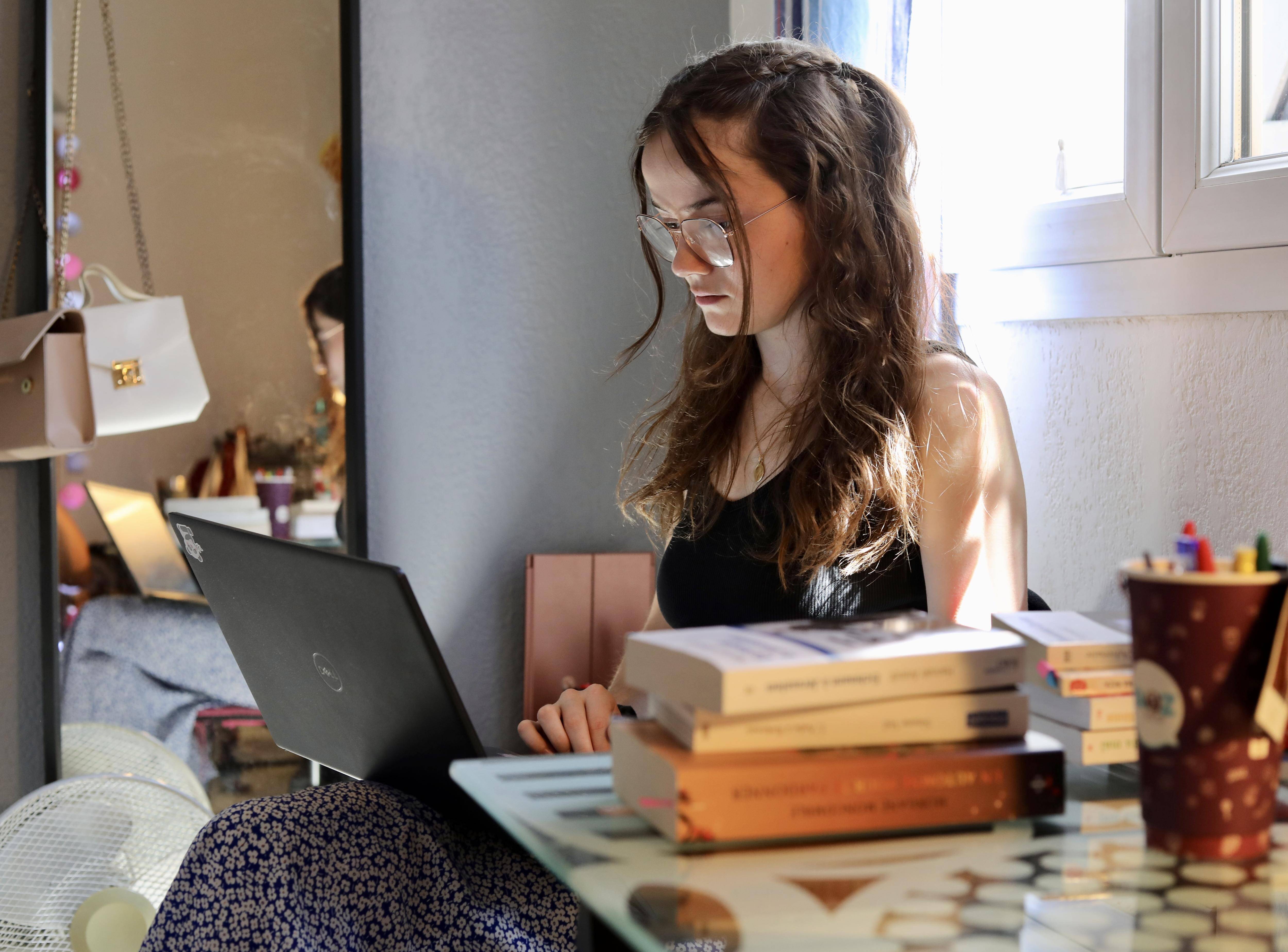 Coincée dans l'embouteillage d'un accident sur l'A8, cette étudiante se voit refuser l'accès à son examen pour cause de retard