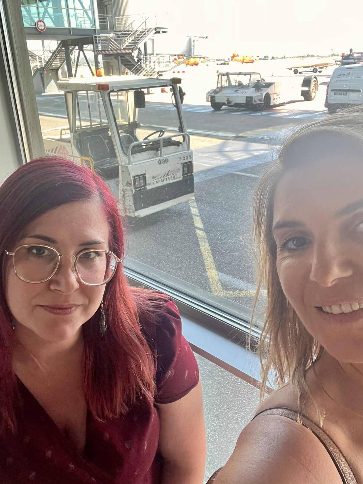 Incendie aux portes de Marseille: "Certains ici sont tendus", les Varoises Fanny et Caroline en galère à l'aéroport de Marignane