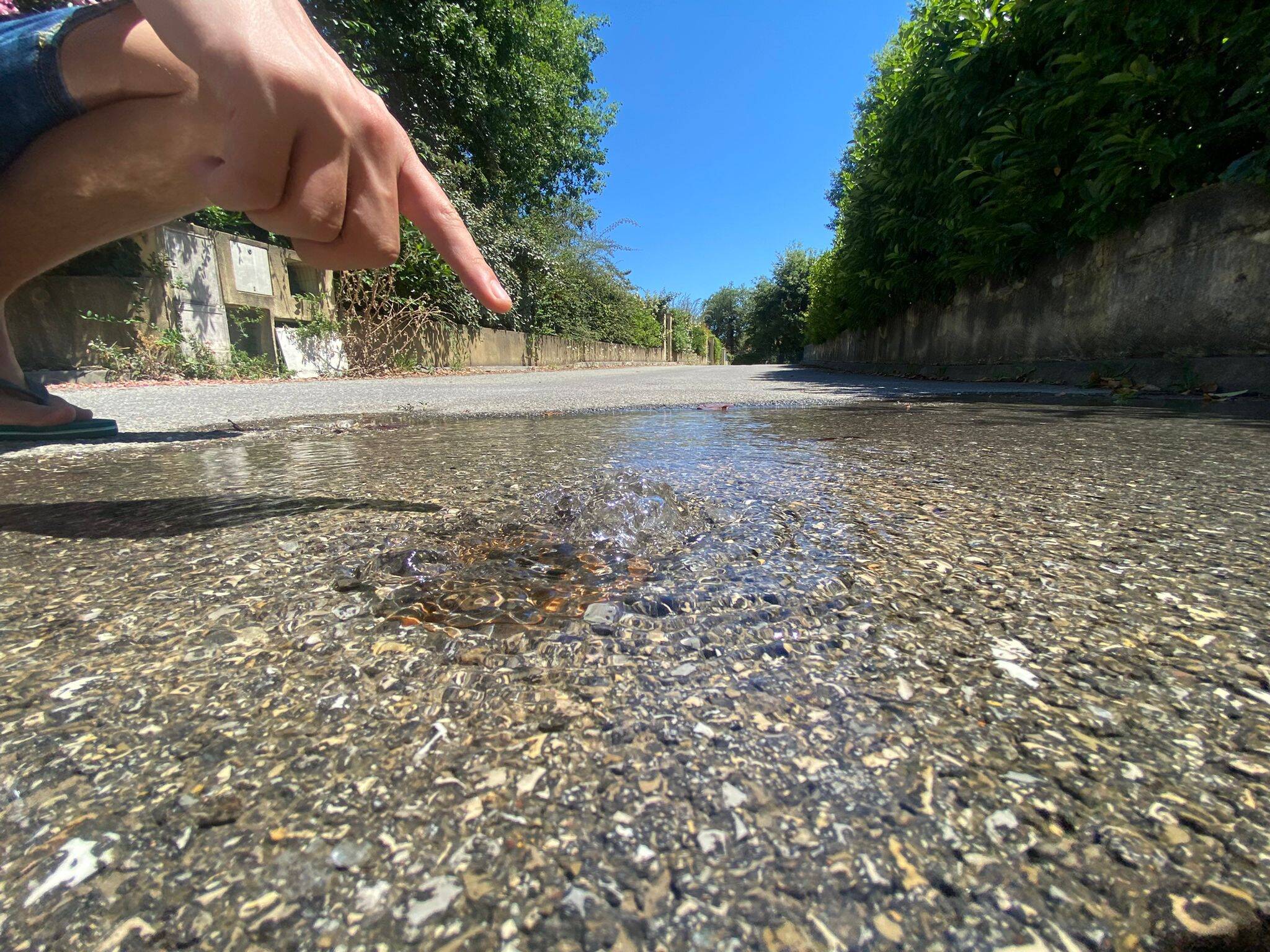 Plus d'un mois que la fuite d'eau se répand dans ce lotissement: les copropriétaires et la régie Eau Azur se renvoient la responsabilité