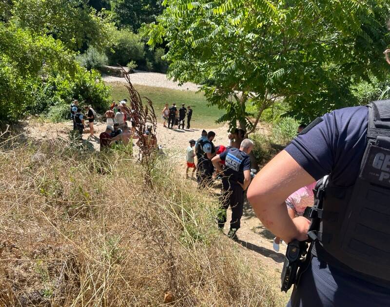 Baignade interdite, stups, stationnement illégal, atteinte à l'environnement... 35 gendarmes mènent une opération "coup de poing" sur les rives de la Siagne