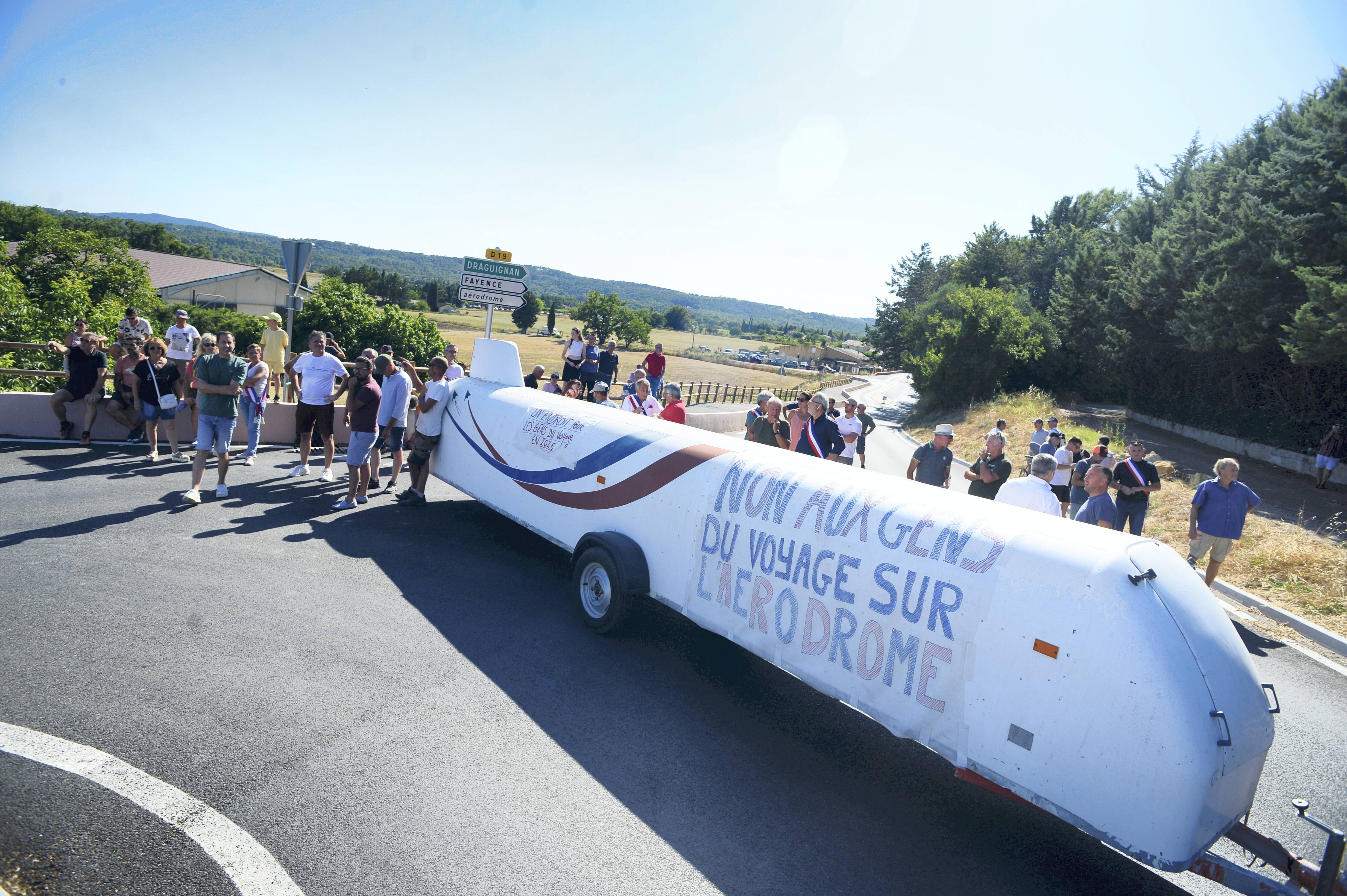 "On est envahis pour la deuxième fois en un mois": l'installation de gens du voyage à l'aérodrome de Fayence agace
