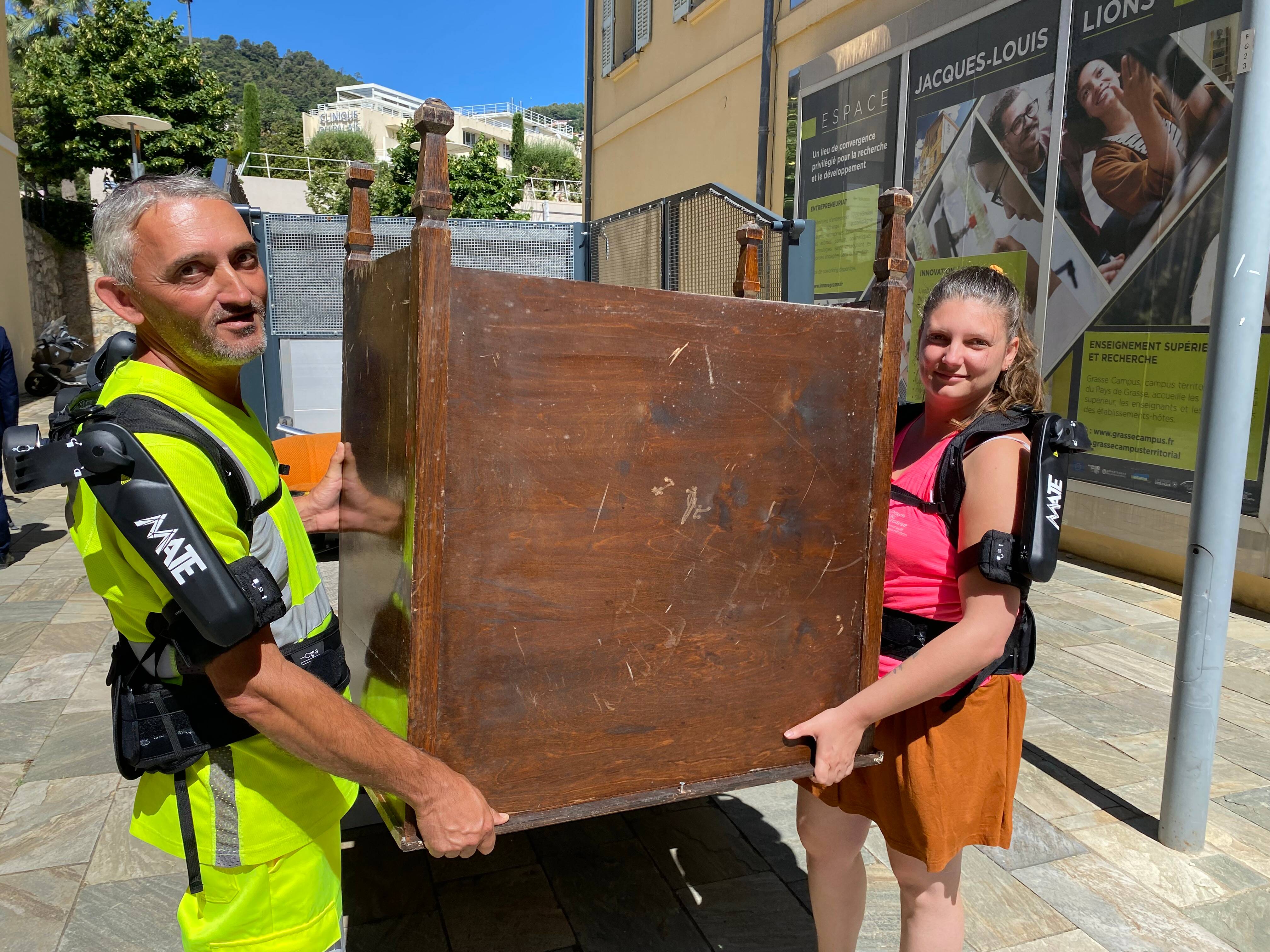"Cela soulage vraiment": des agents équipés d'exosquelettes et une camionnette électrique en test pour la collecte des encombrants à Grasse