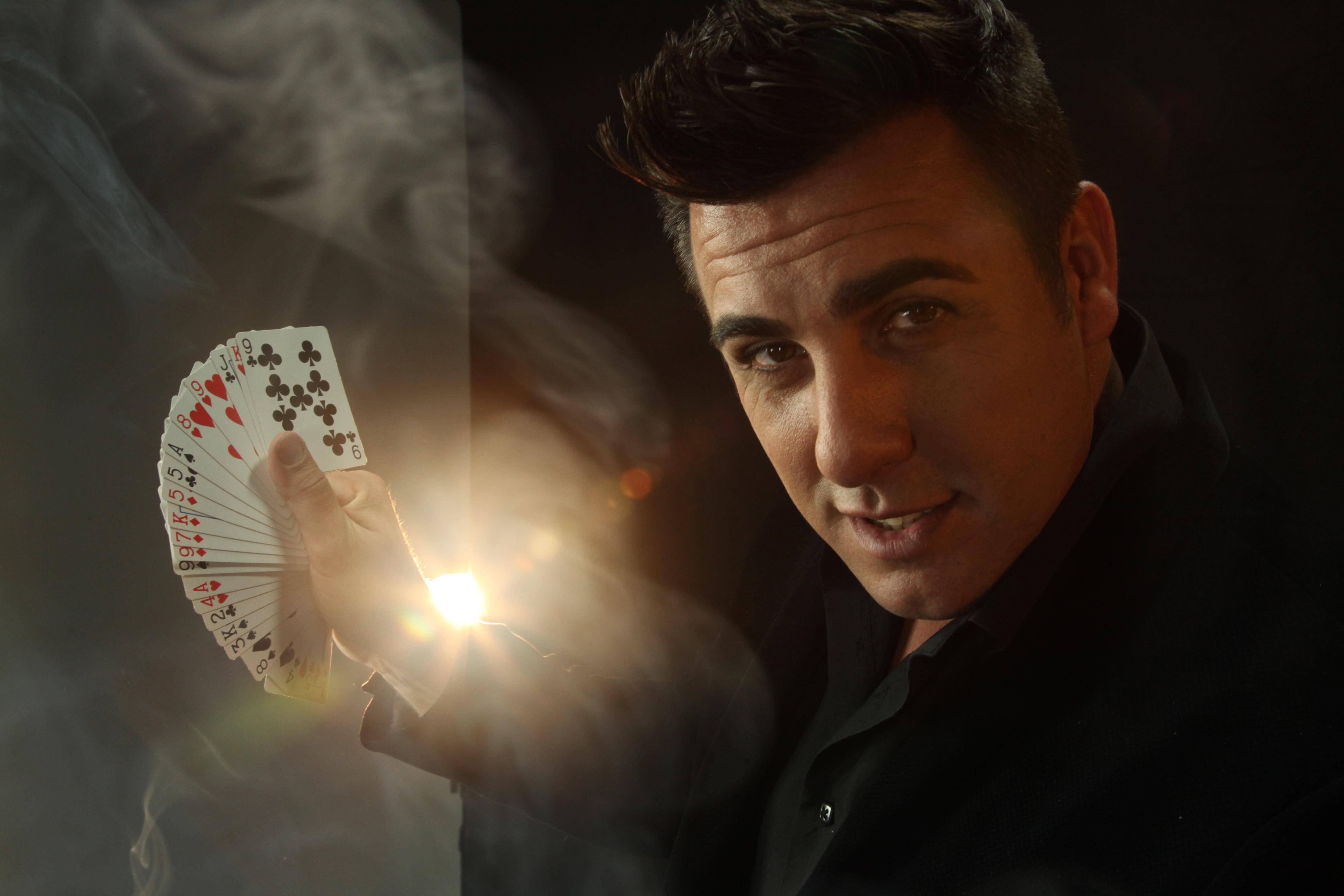 Sous les couleurs de la France, le magicien biotois Olivier Macia vise le titre de champion du monde de la discipline en Italie