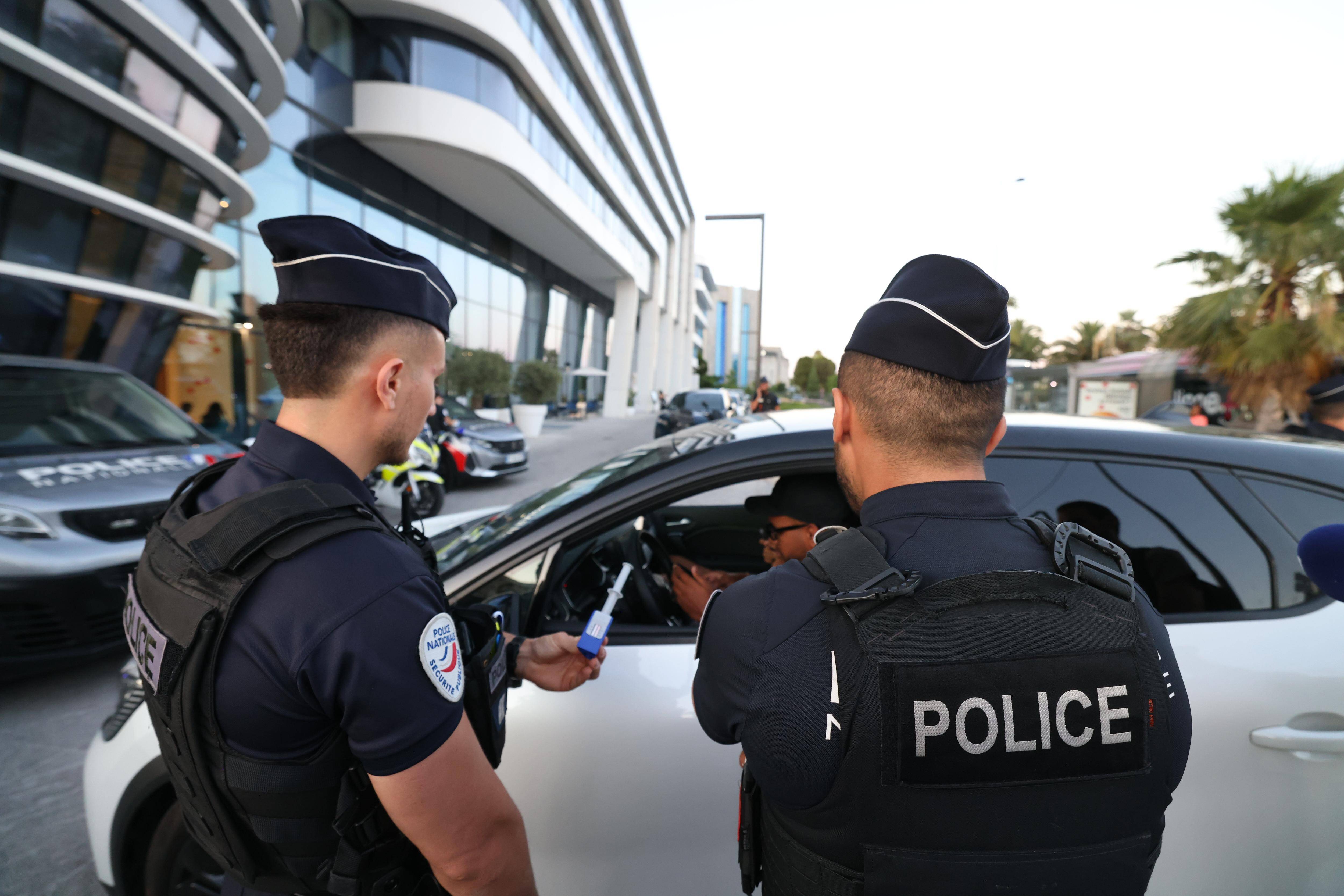 Contrôles routiers sur la promenade des Anglais: sur une soixantaine de véhicules contrôles, plus de la moitié était en excès de vitesse, dont un à 130 km/h