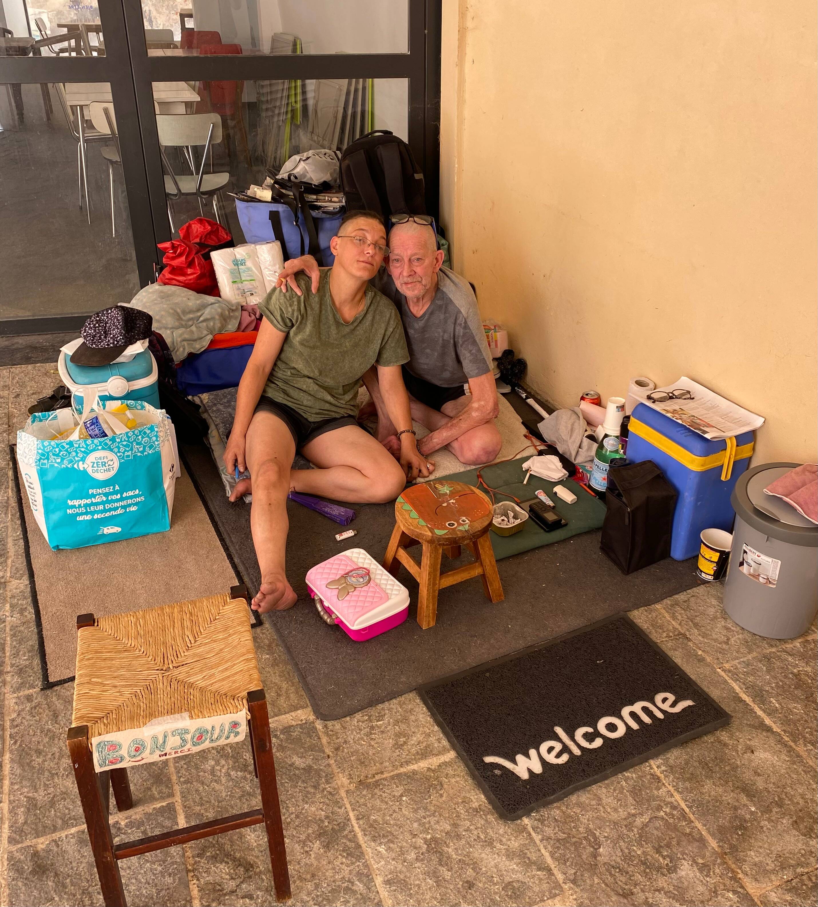 À la rue depuis plus d'un mois dans le centre-ville de Grasse, ce couple bénéficie de la solidarité de ses voisins