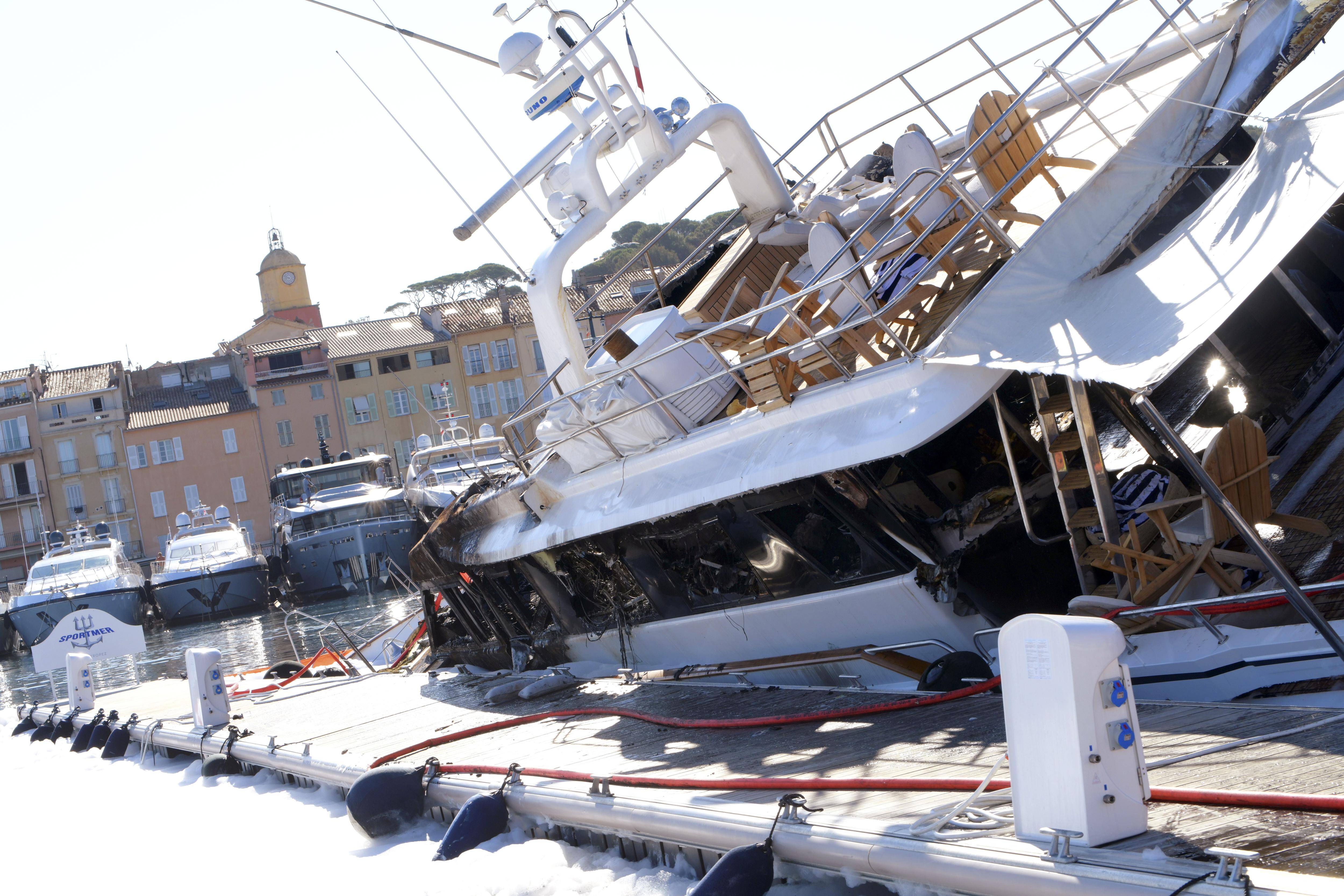 Incendie du superyacht Sea Lady II à Saint-Tropez: une fuite entraîne la fermeture du vieux port avant la dépollution