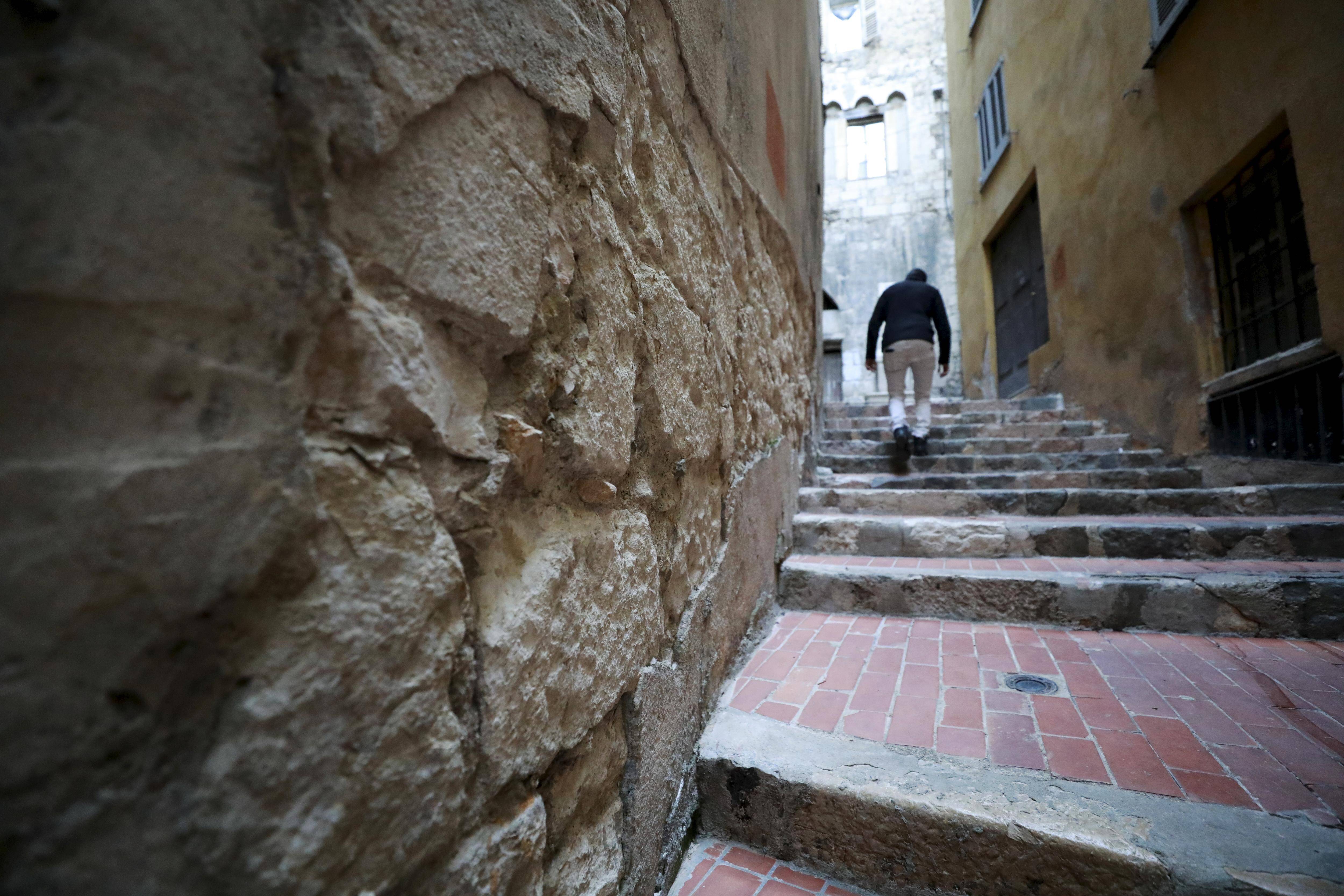"J'ai reçu plus d'une trentaine de piqûres": A Grasse, la traverse Chiris envahie par les puces ?