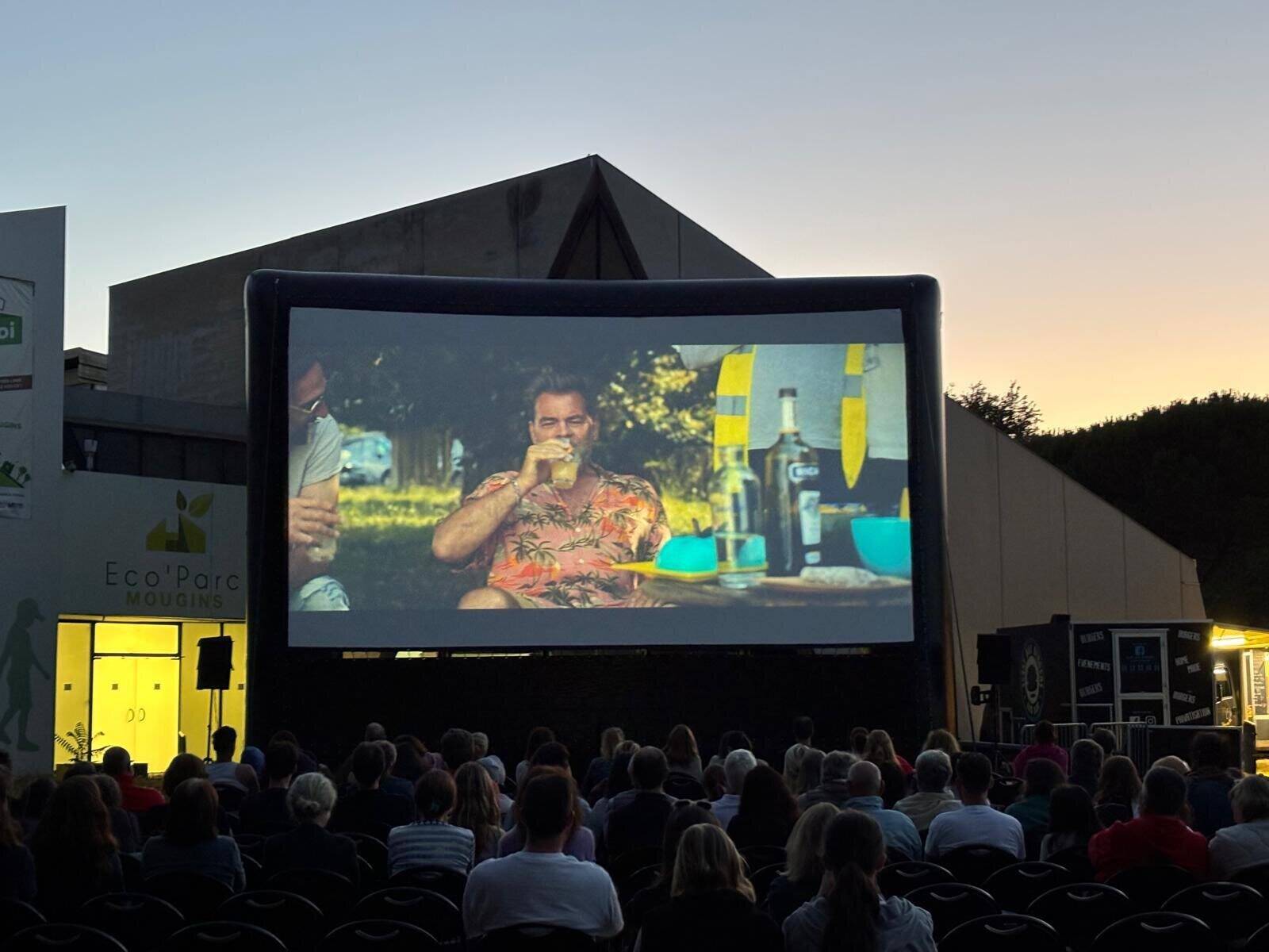 Un ciné plein air sur une strcuture gonflable, c'est l'expérience inédite proposée dans ces deux communes des Alpes-Maritimes