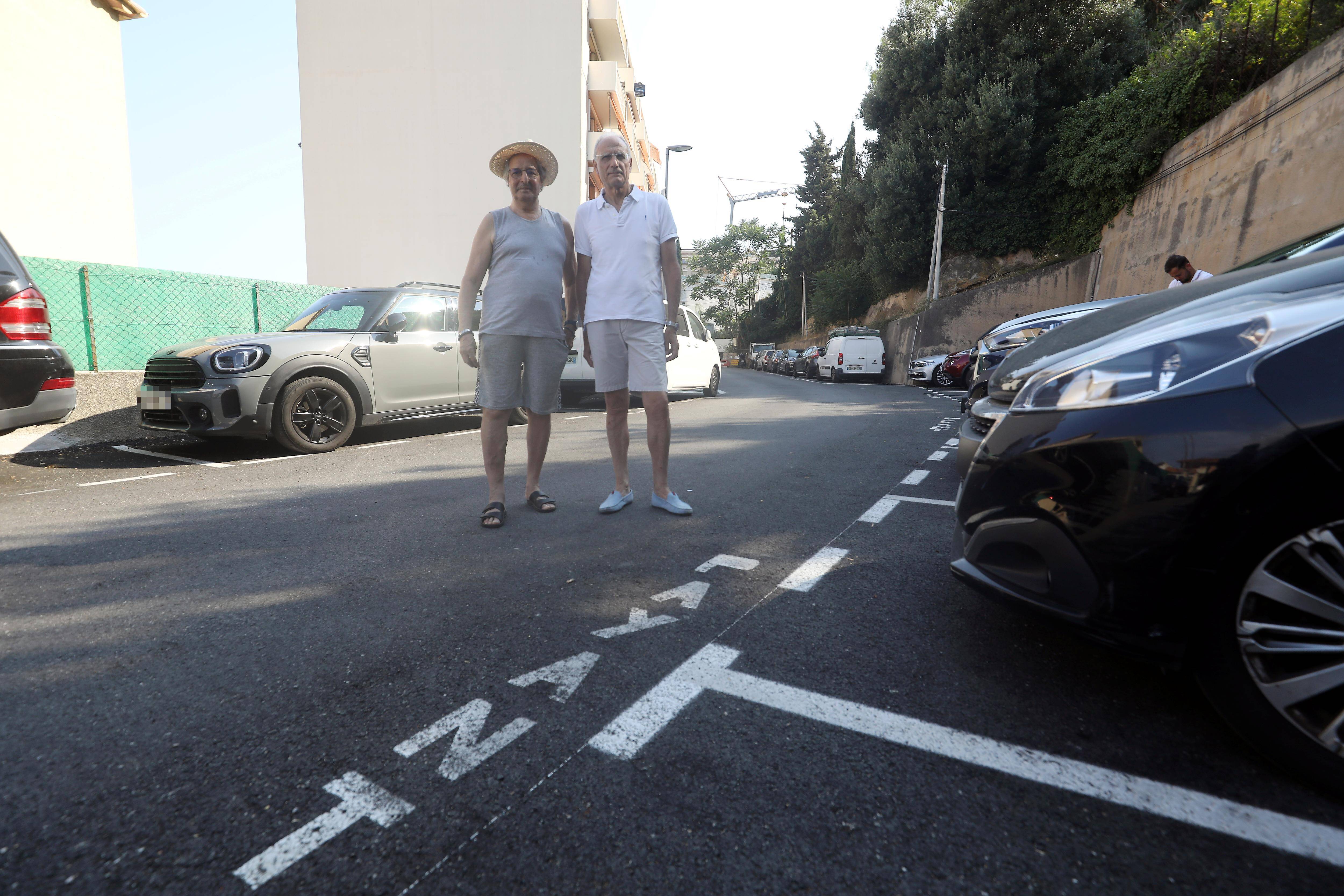 "Quand on arrive le soir après une certaine heure, on ne peut plus se garer faute de places": ils s'estiment spoliés de leurs places de stationnement par le maire de Cap-d'Ail