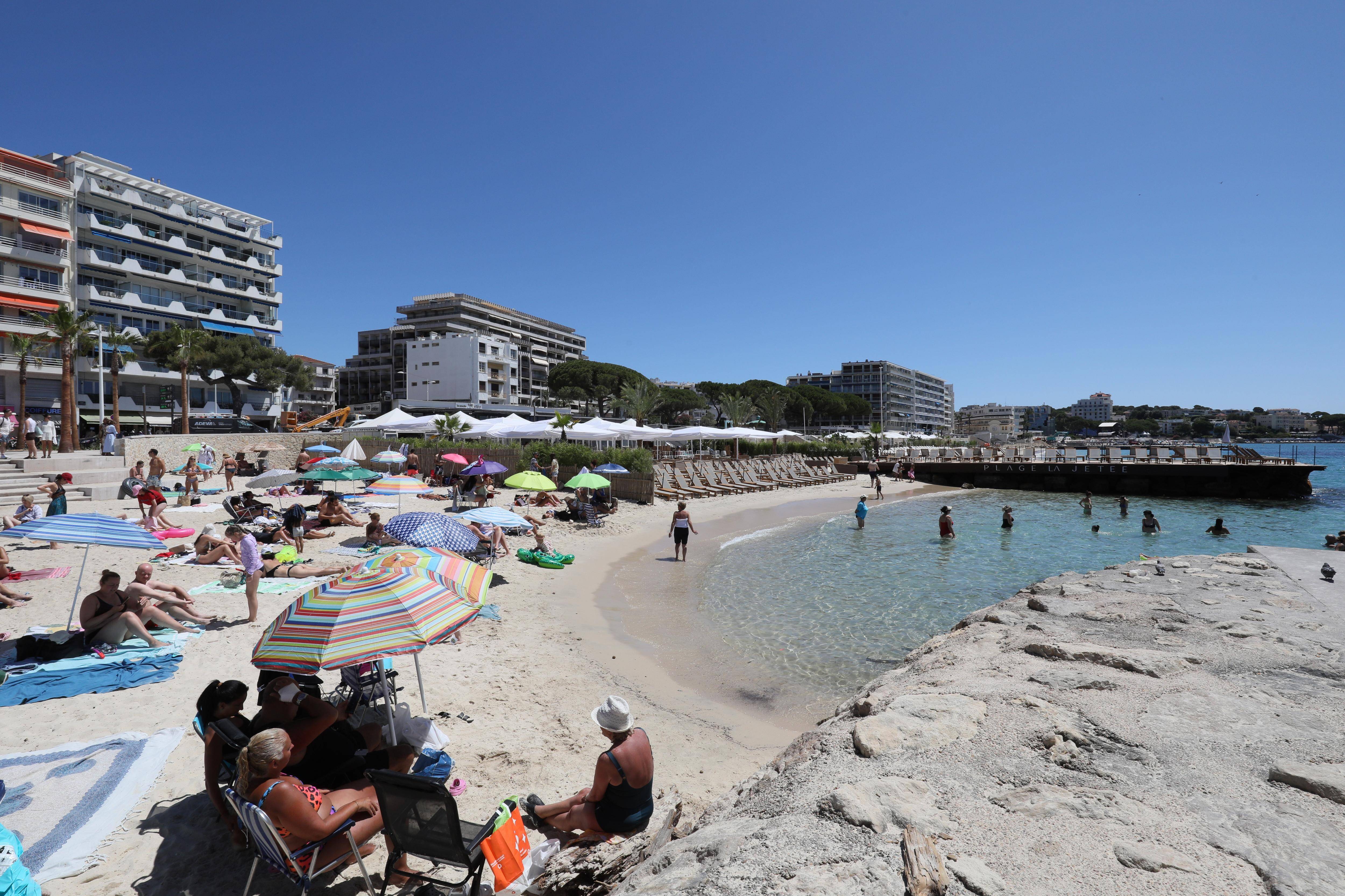 A Juan-les-Pins, une première vague de réouverture des plages ce samedi, voici ce qu'il faut savoir