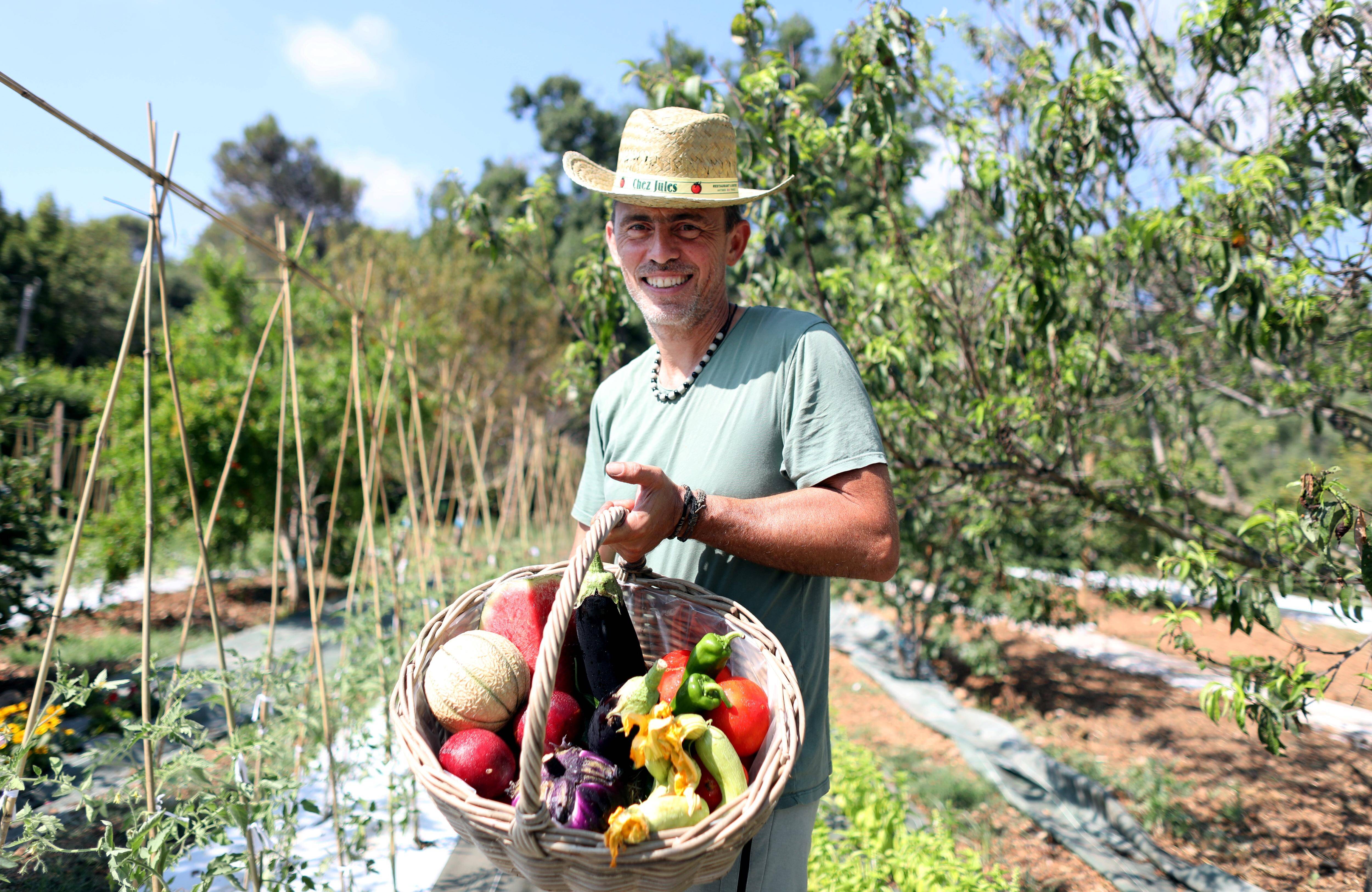 "Depuis que je fais ça, j'ai fait 2,5 millions d'euros de chiffre d'affaires en plus": A Antibes, ce restaurateur fait pousser ses légumes à côté de son établissement