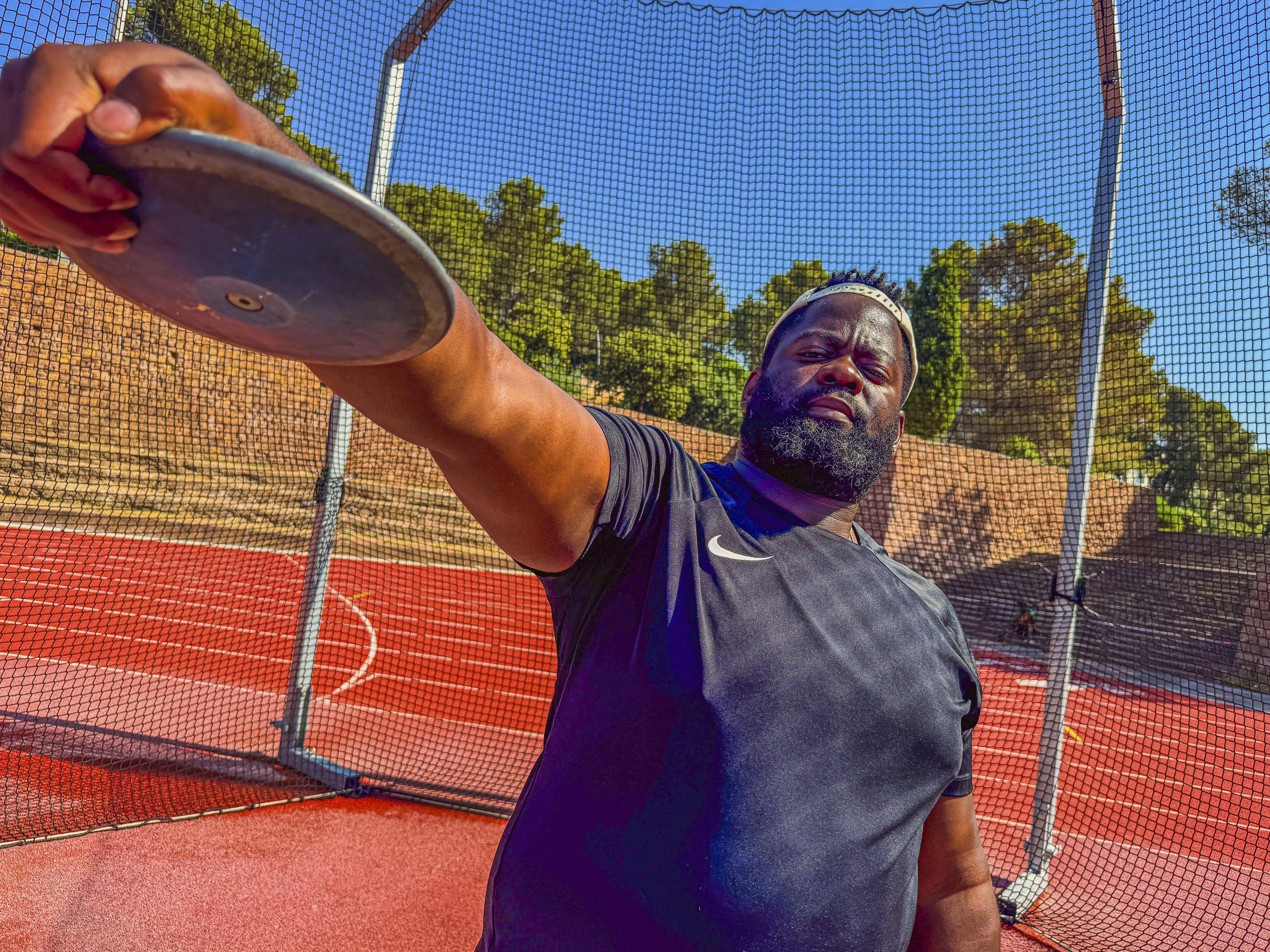 Comment le Raphaëlois Lolassonn Djouhan est devenu recordman de France de lancer du disque grâce à Johnny Hallyday