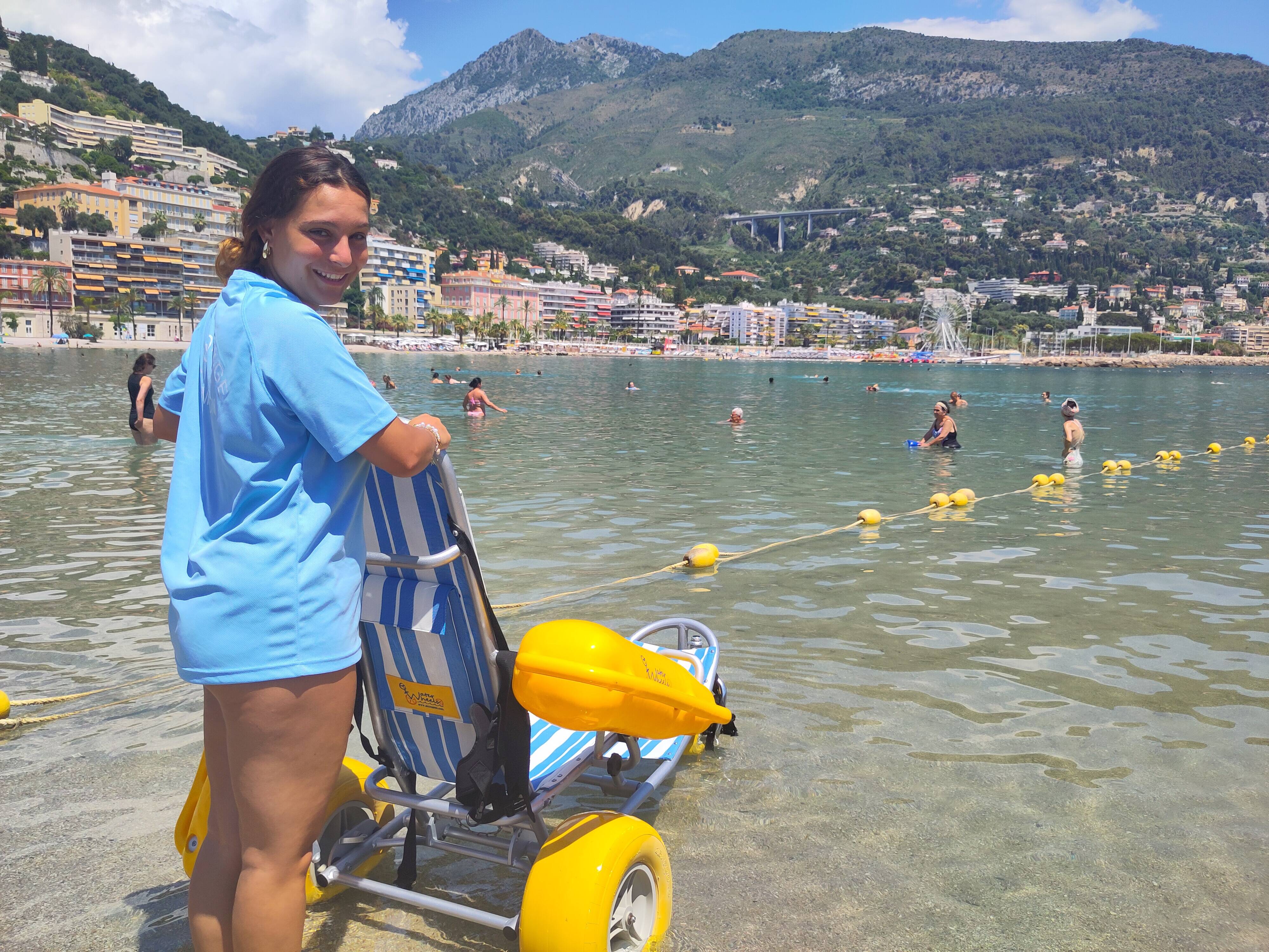 "J'ai toujours voulu aider": à la rencontre de Noa, handiplagiste à Menton