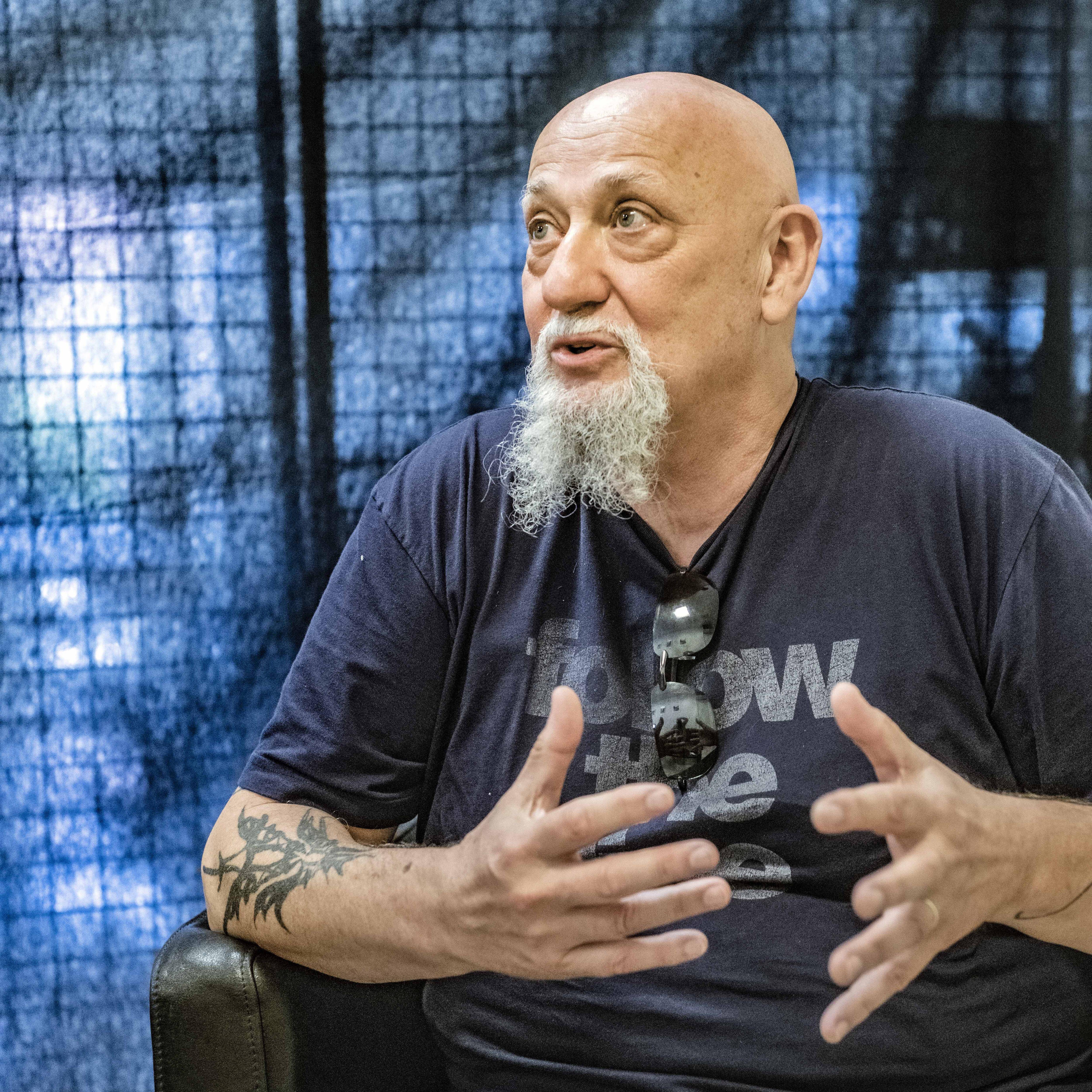 "Faire des concerts m'a permis de traverser des périodes difficiles, comme celle de mon cancer": de passage à La Crau, CharlElie Couture s'est confié sur son rapport à la scène