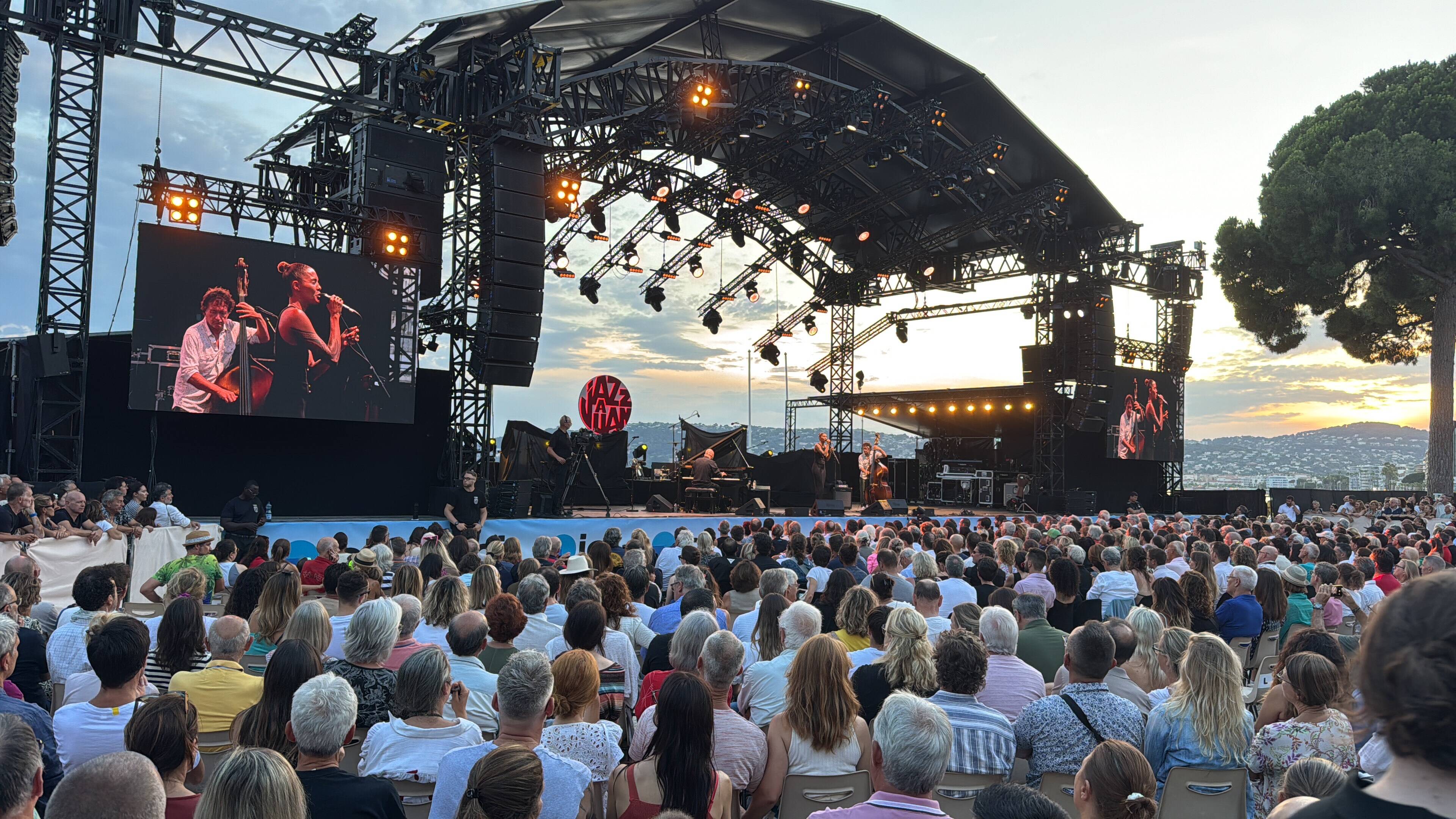 "C'est si beau, si intime. C'est aussi pour ça que nous sommes ici et pas ailleurs": pourquoi Jazz à Juan est toujours autant plébiscité par les festivaliers ?