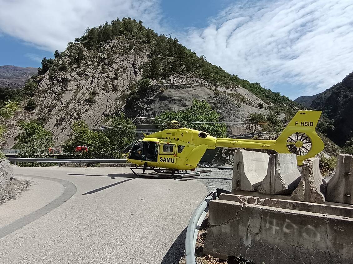 À Pierlas, une motarde grièvement blessée après une impressionnante chute de sept mètres dans un ravin