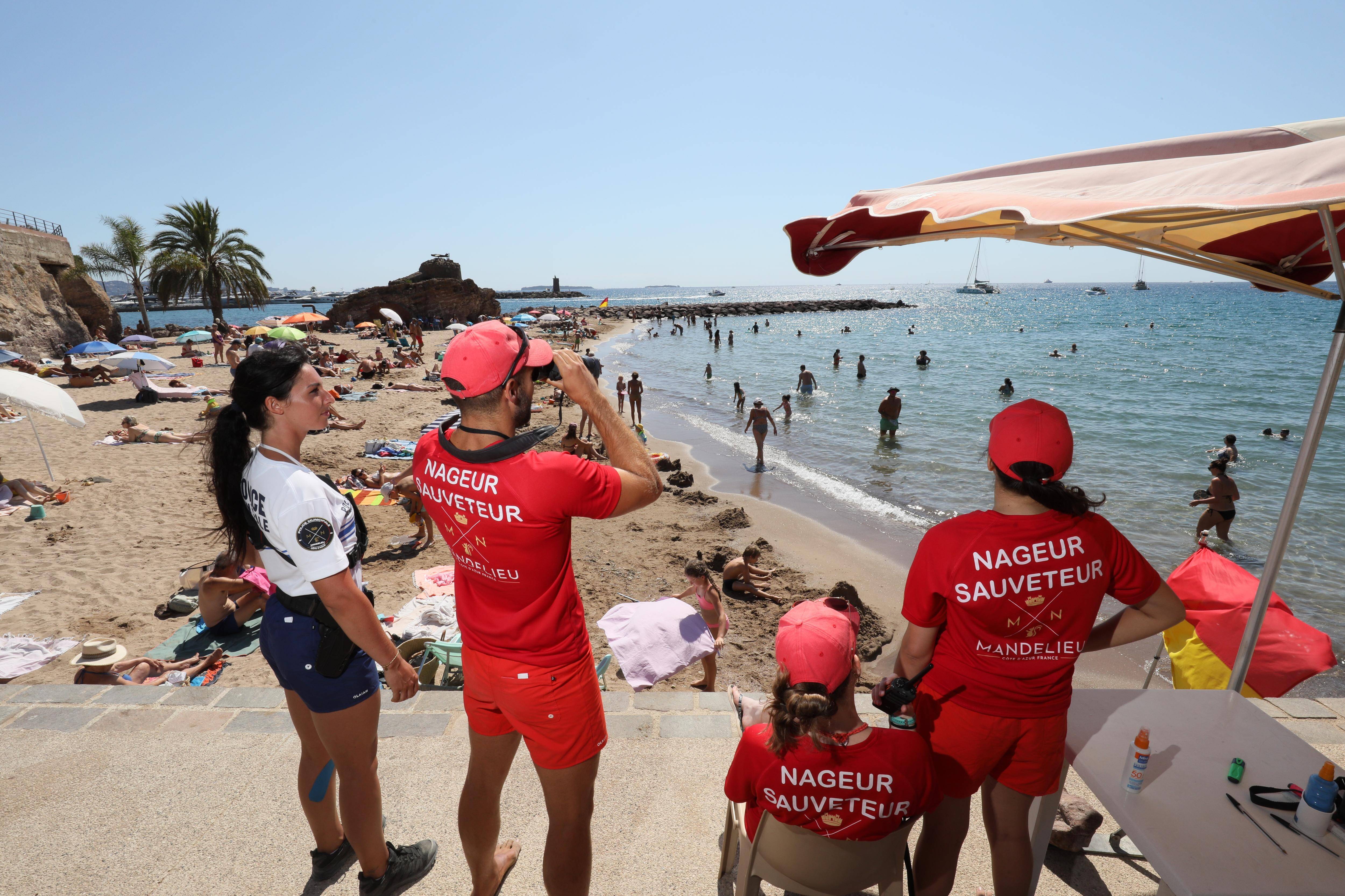 Noyades, piqûres, blessures... A Mandelieu, des plages et des baignades sous haute surveillance avec le recrutement de quinze sauveteurs