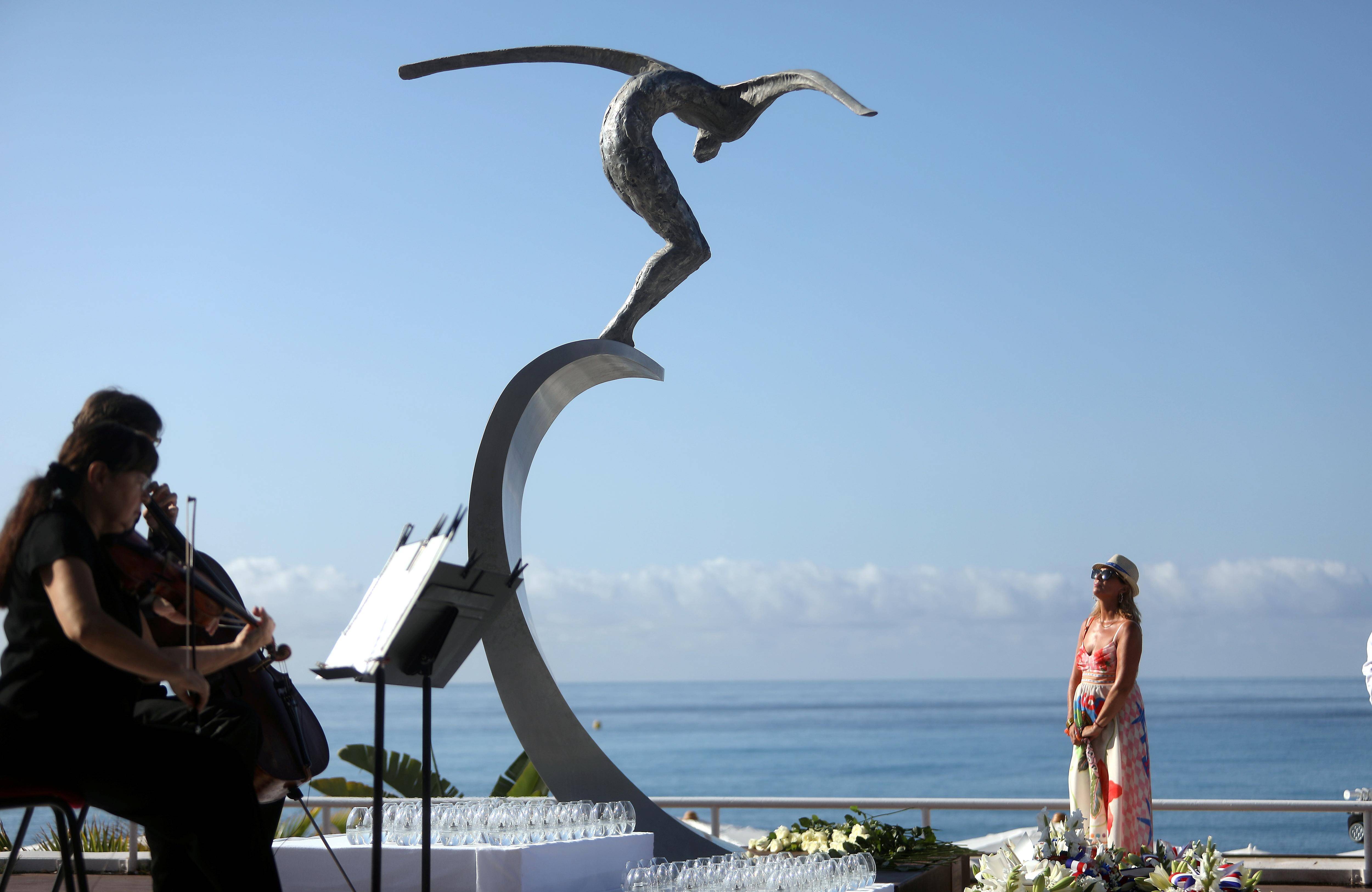 Attentat du 14 juillet 2016 : la cérémonie de commémoration s'est tenue ce lundi face à L'Ange de la baie en présence des familles
