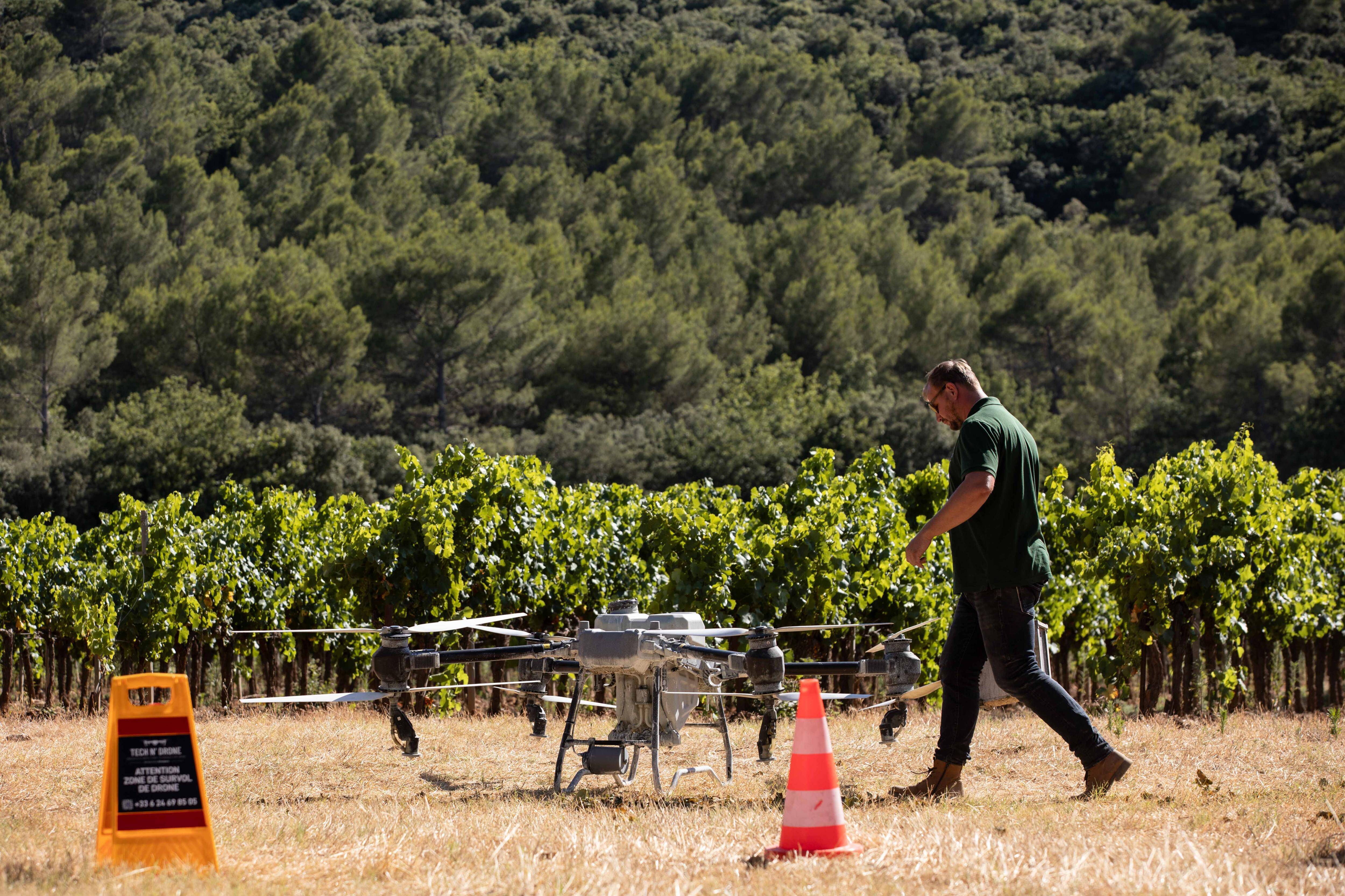 Épandage de produits phytosanitaires par drones: les agriculteurs varois suspendus à la loi