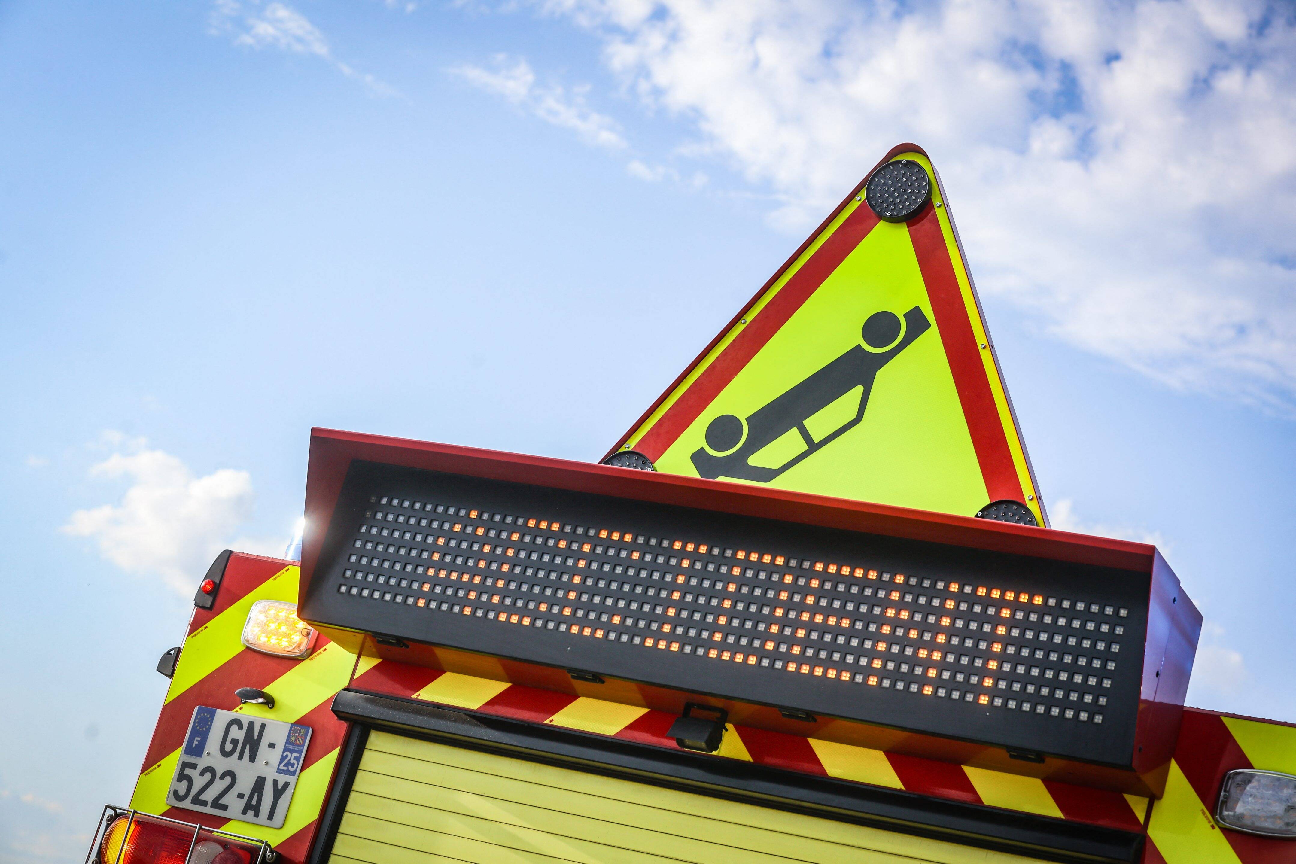 Une voiture se retourne sur le toit à Antibes