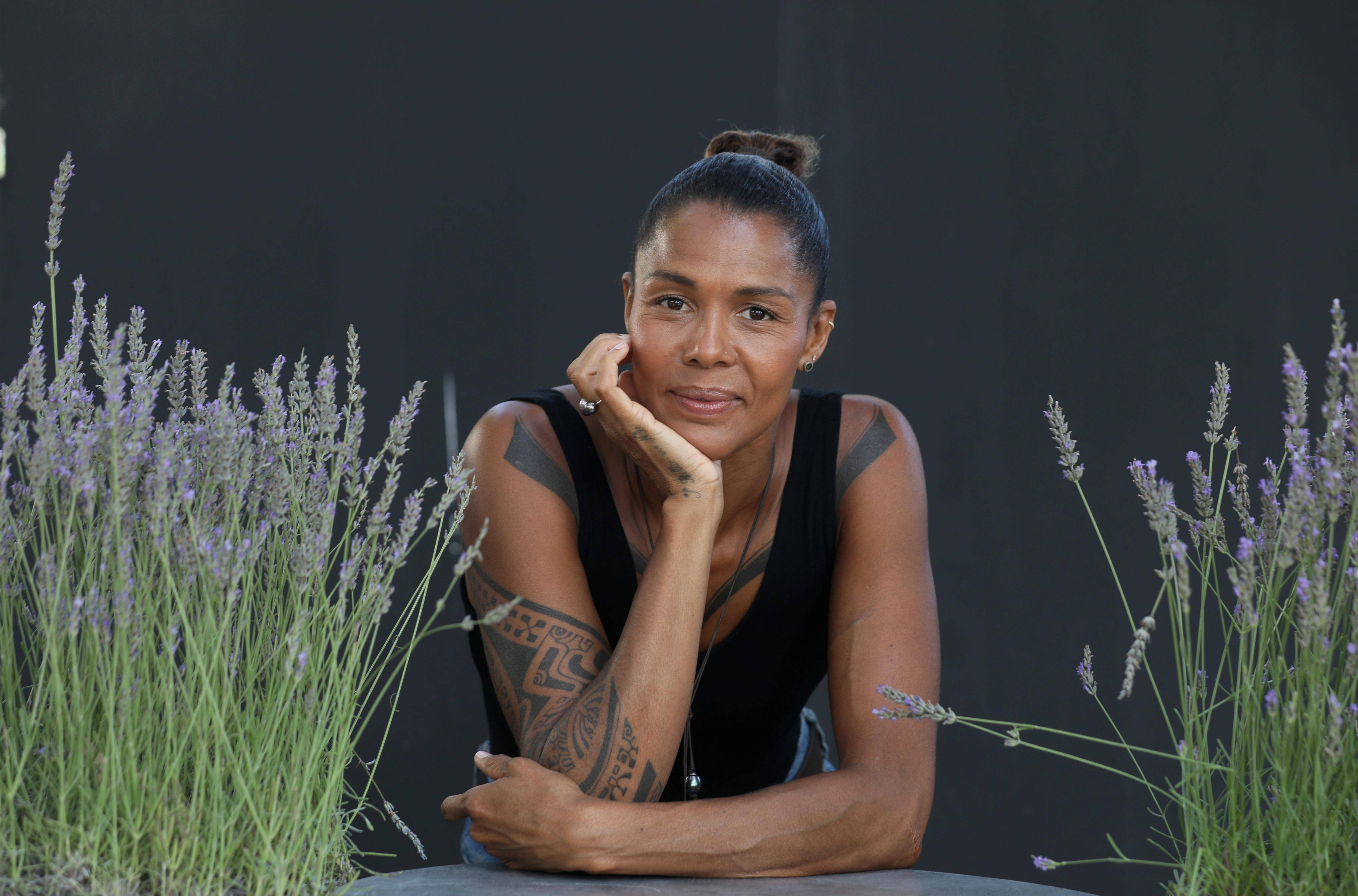 "Plus que jamais, je cherche la paix dans ma vie/": les confidences d'Ayo sous les pins de Jazz à Juan