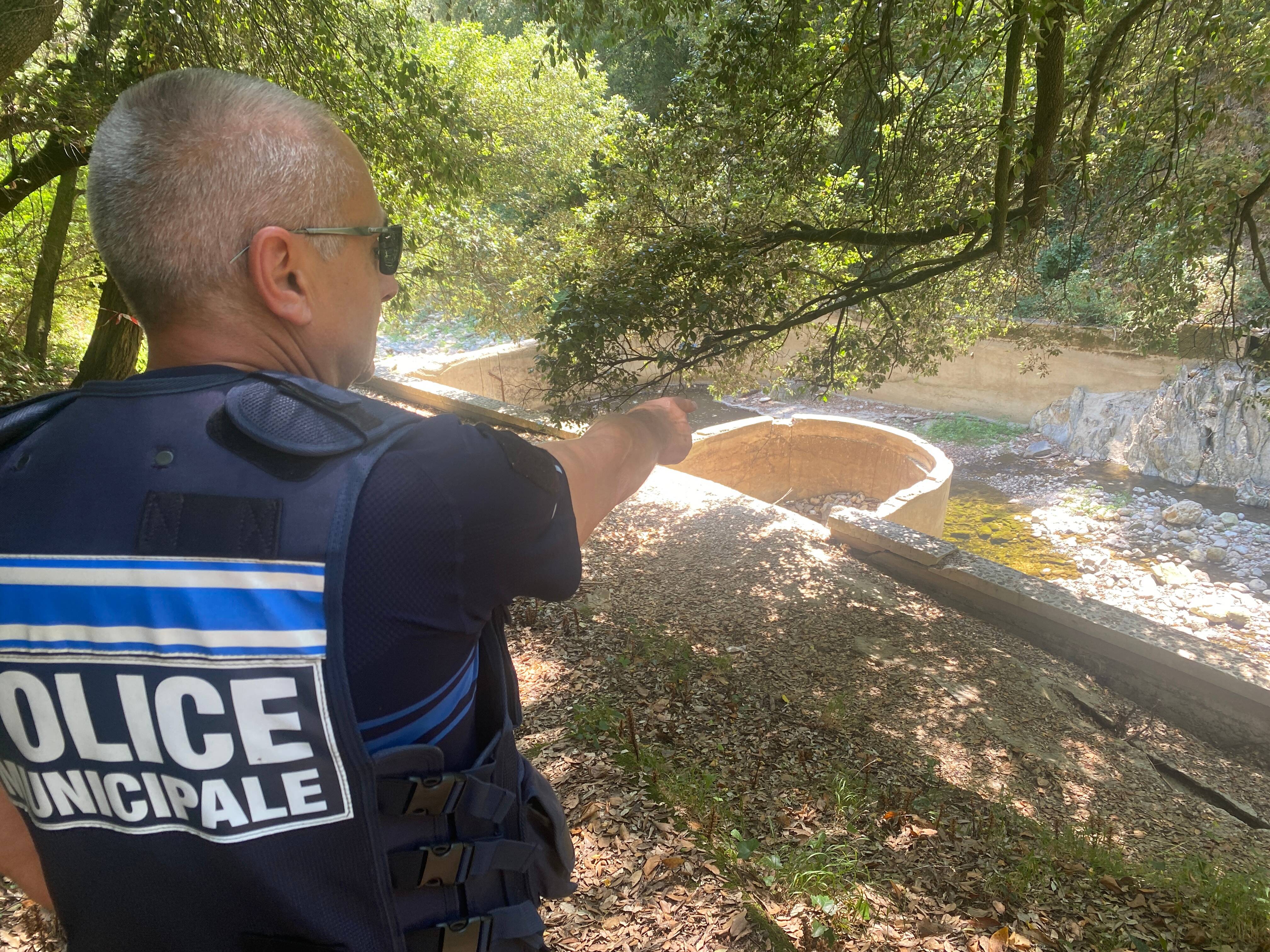 Construite en plein milieu de la rivière, l'improbable piscine de la Frayère va enfin disparaître à Auribeau-sur-Siagne