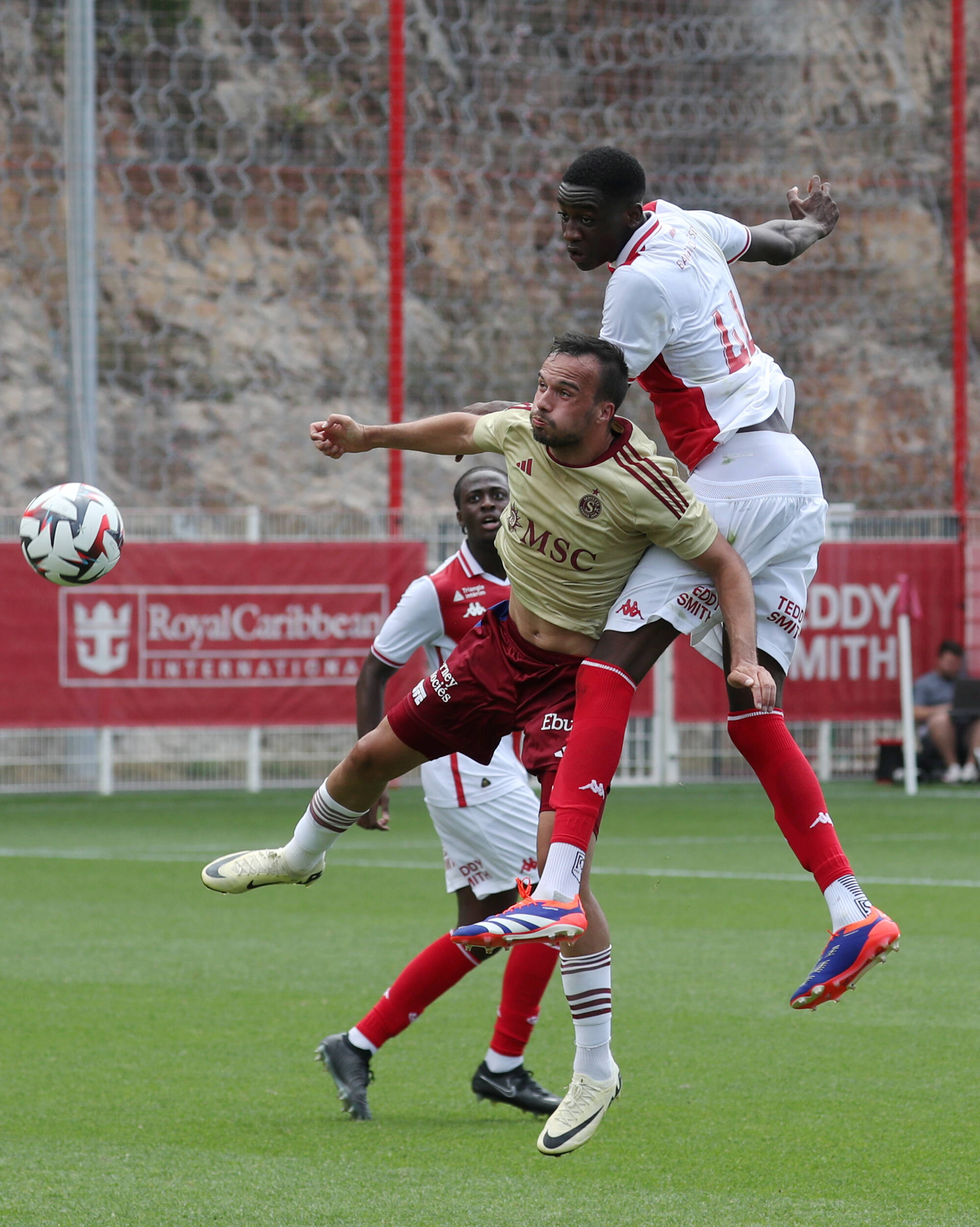 Près de deux mois après son malaise cardiaque en plein match, Samuel Nibombe applaudi par le groupe professionnel de l'AS Monaco