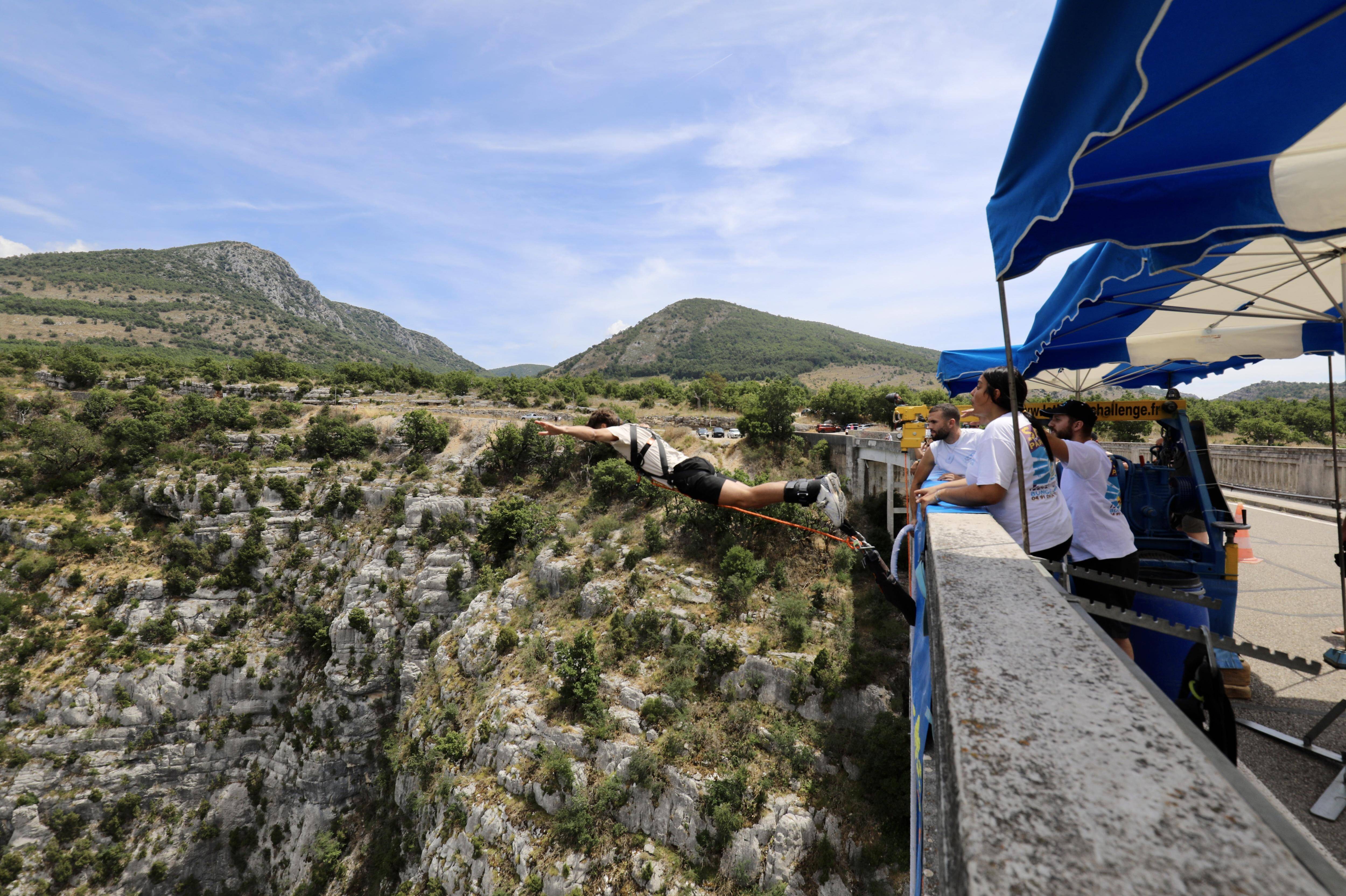 On a testé le saut à l'élastique depuis le pont de l'Artuby dans les gorges du Verdon, présenté comme le plus haut d'Europe