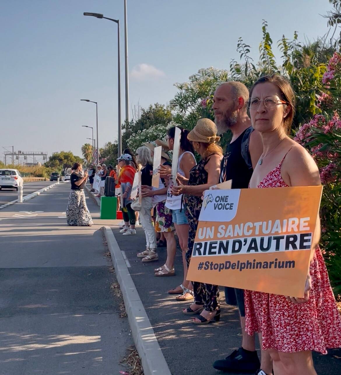 "La situation s'envenime, les orques pourraient mourir": devant l'ex-parc Marineland, à Antibes, une trentaine de manifestants continuent de "mettre la pression"
