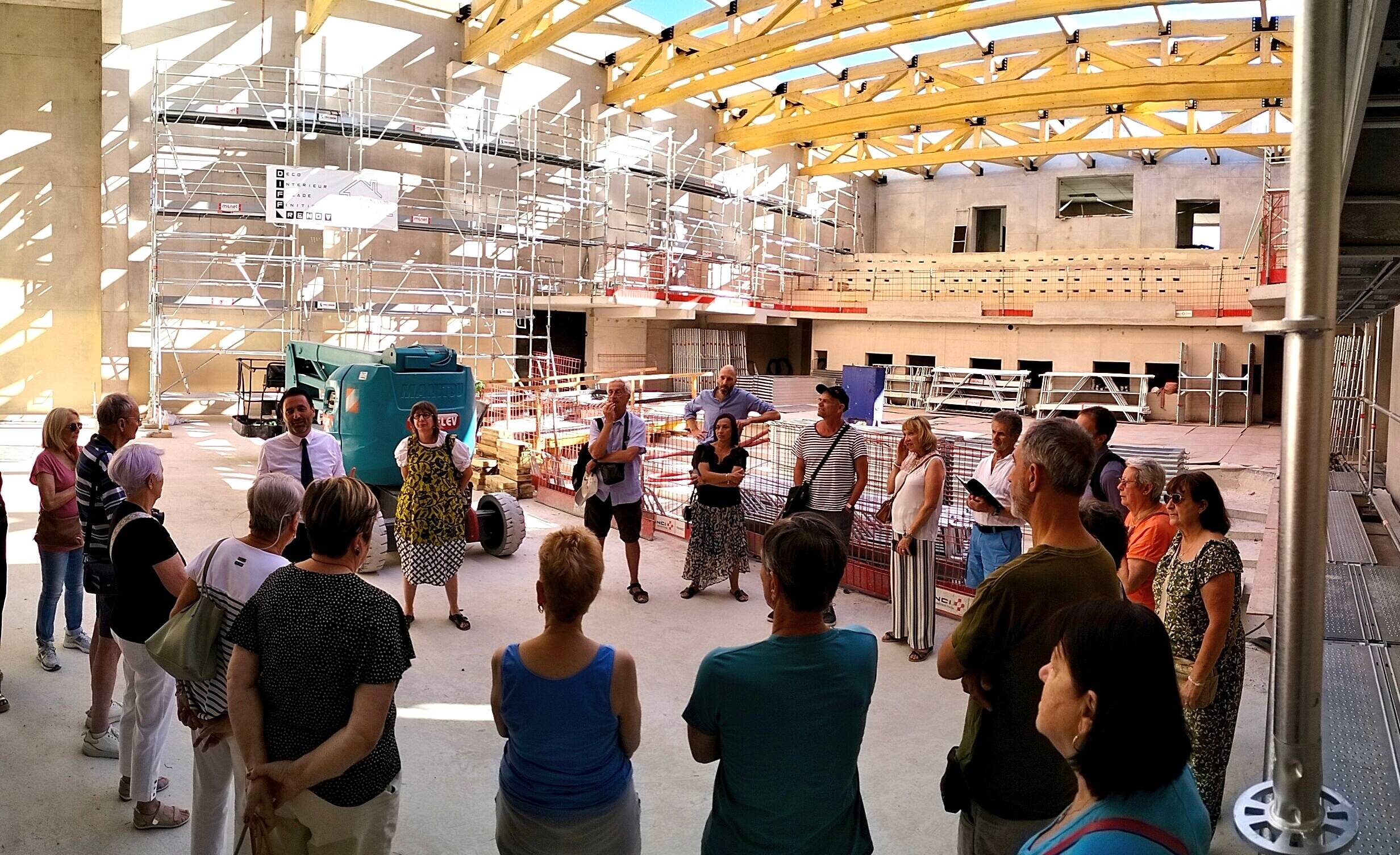 La Ville de La Trinité fait visiter le chantier de La Stella, les curieux déjà conquis par la salle de spectacle attendue fin 2025