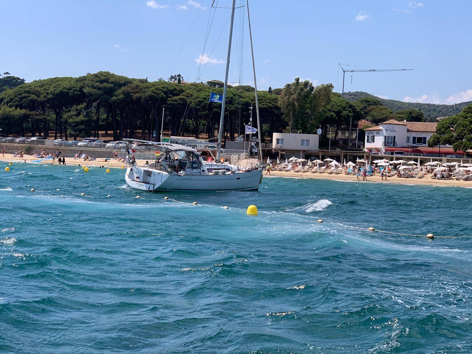 Poussés par les vents, deux bateaux pénètrent dans la zone de baignade dans le golfe de Saint-Tropez