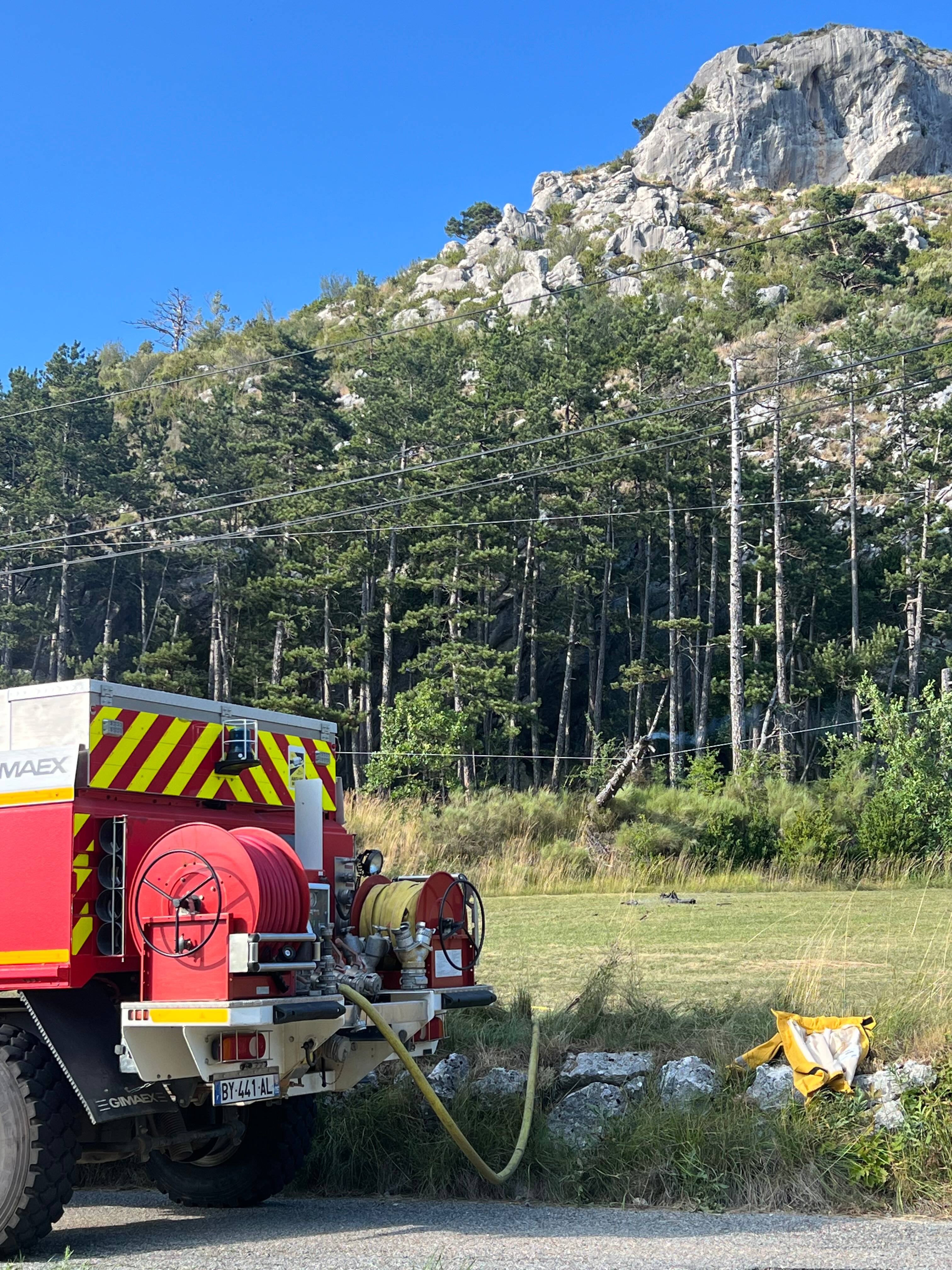 Un arbre chute sur une ligne haute tension: encore 130 foyers de l'arrière-pays de Grasse privés d'électricité