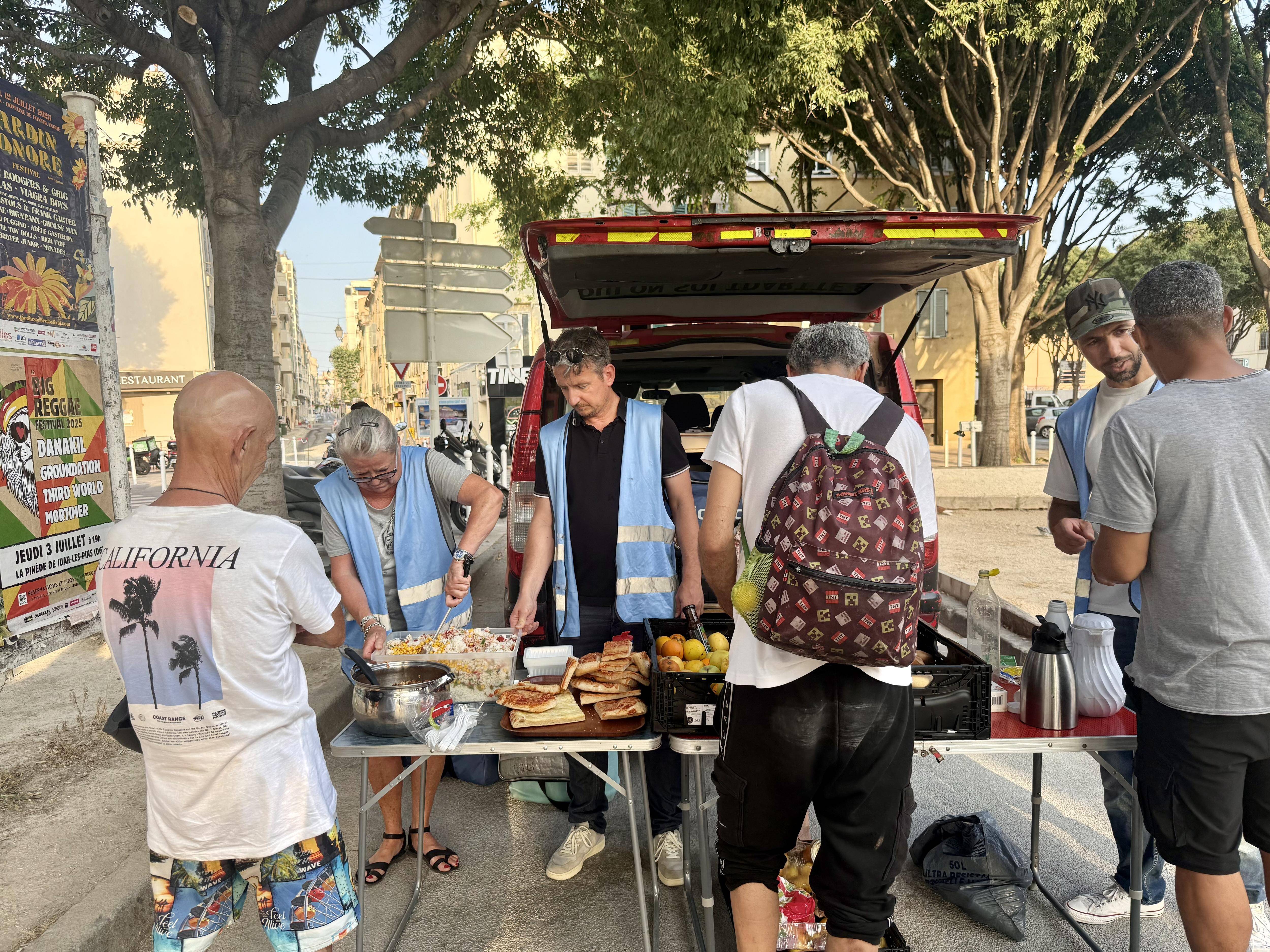 "L'été, c'est horrible car le béton est bouillant": à Toulon, les sans-abris subissent de plein fouet la canicule