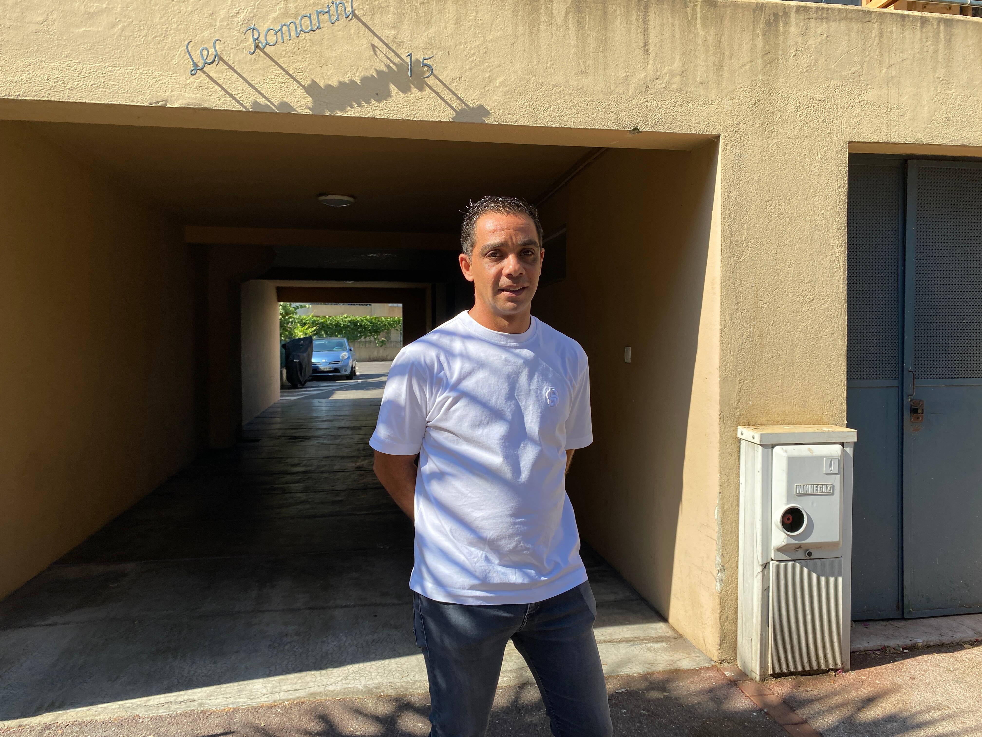 "Elle m'a pris la main, je l'ai emmenée sur le balcon": il escalade la façade de l'immeuble pour extirper une dame d'un appartement en feu à Cagnes-sur-Mer