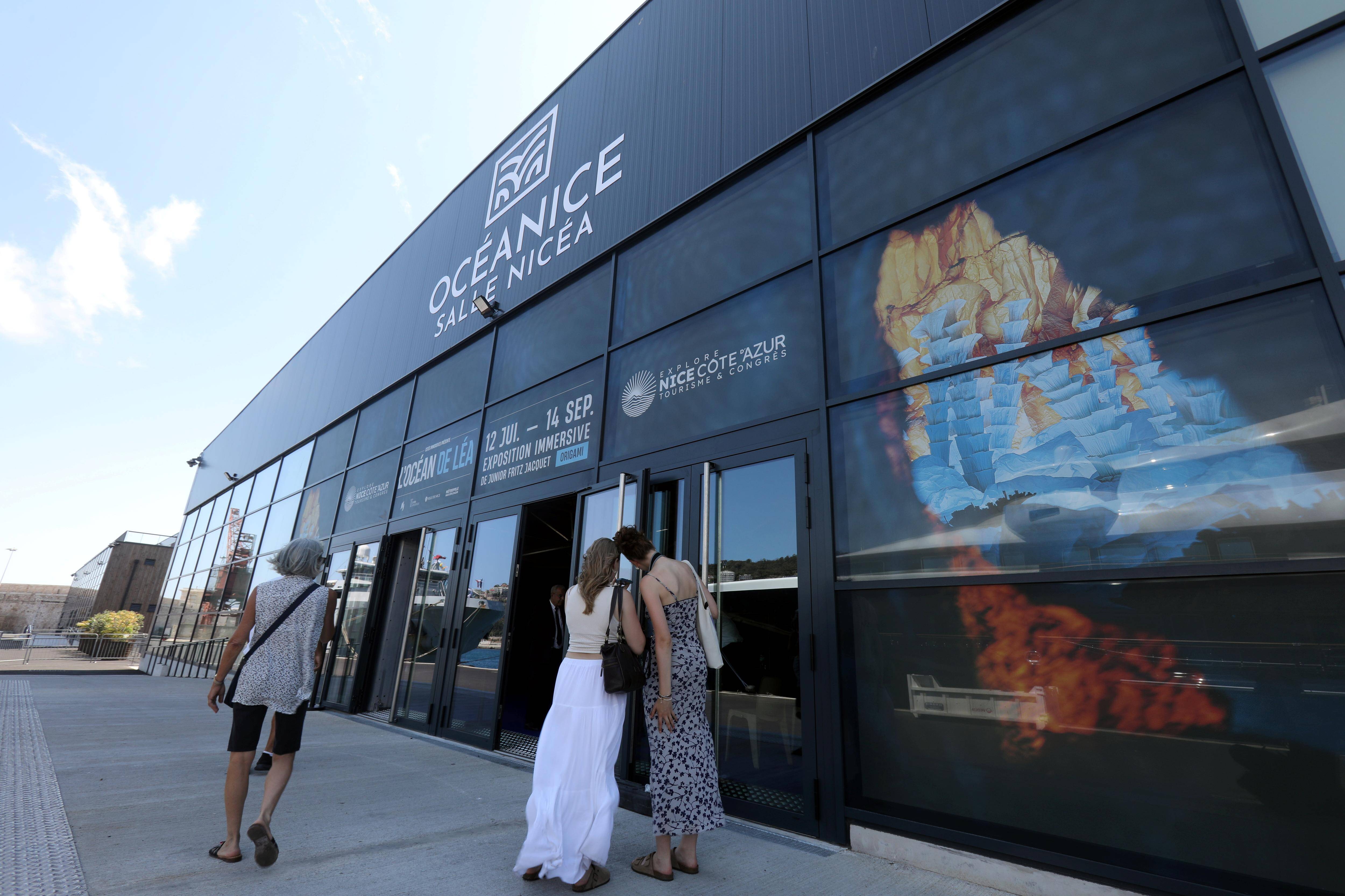 "Ça a dû demander du travail": les habitants découvrent OcéaNice, le nouveau palais des congrès sur le port de Nice