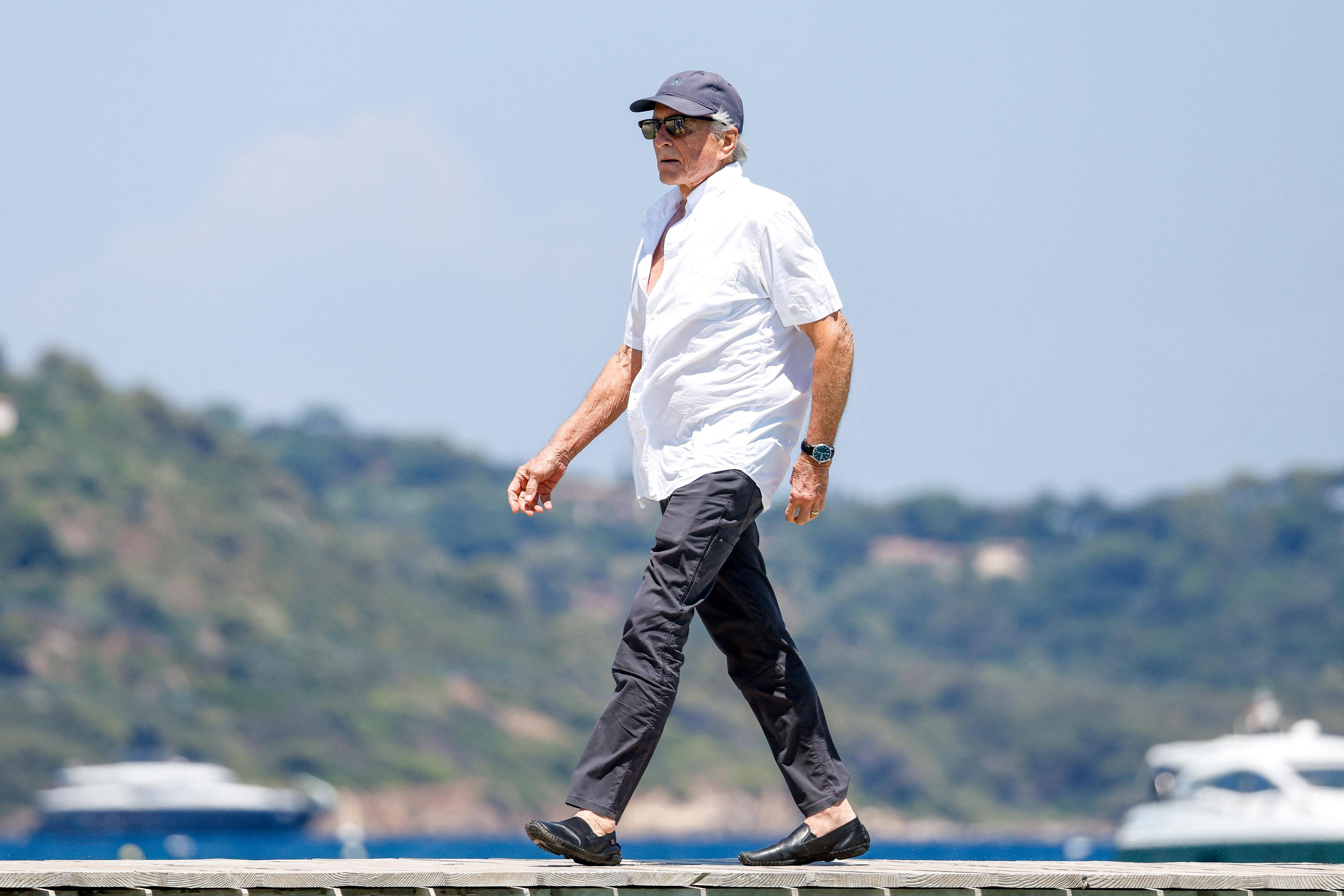 Sorti victorieux d'un cancer de la gorge, l'acteur Michael Douglas profite en jeune "retraité" sur une plage du golfe de Saint-Tropez
