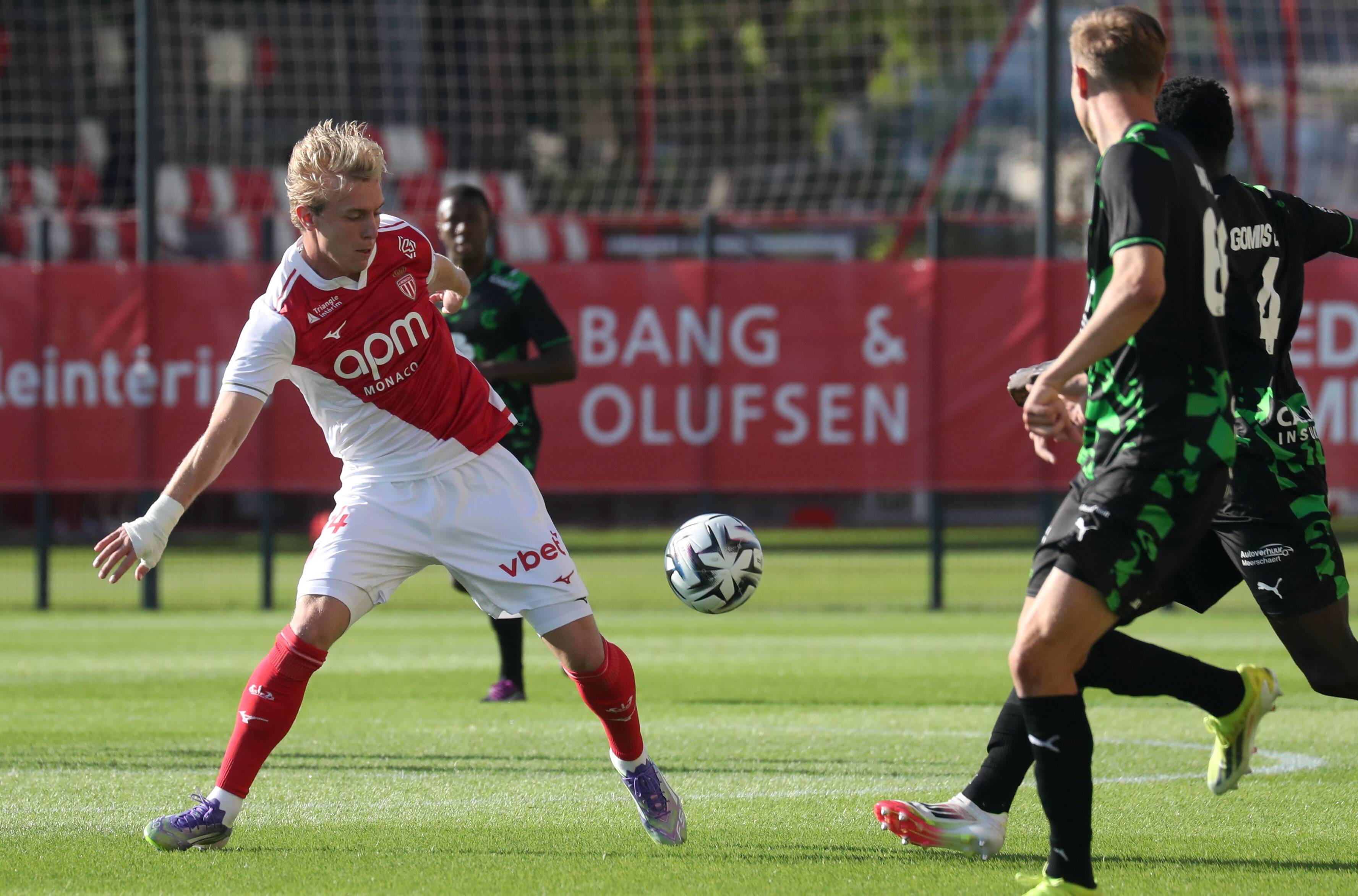 Auteur de 13 buts en 19 matchs, Mika Biereth prolonge d'une saison avec l'AS Monaco
