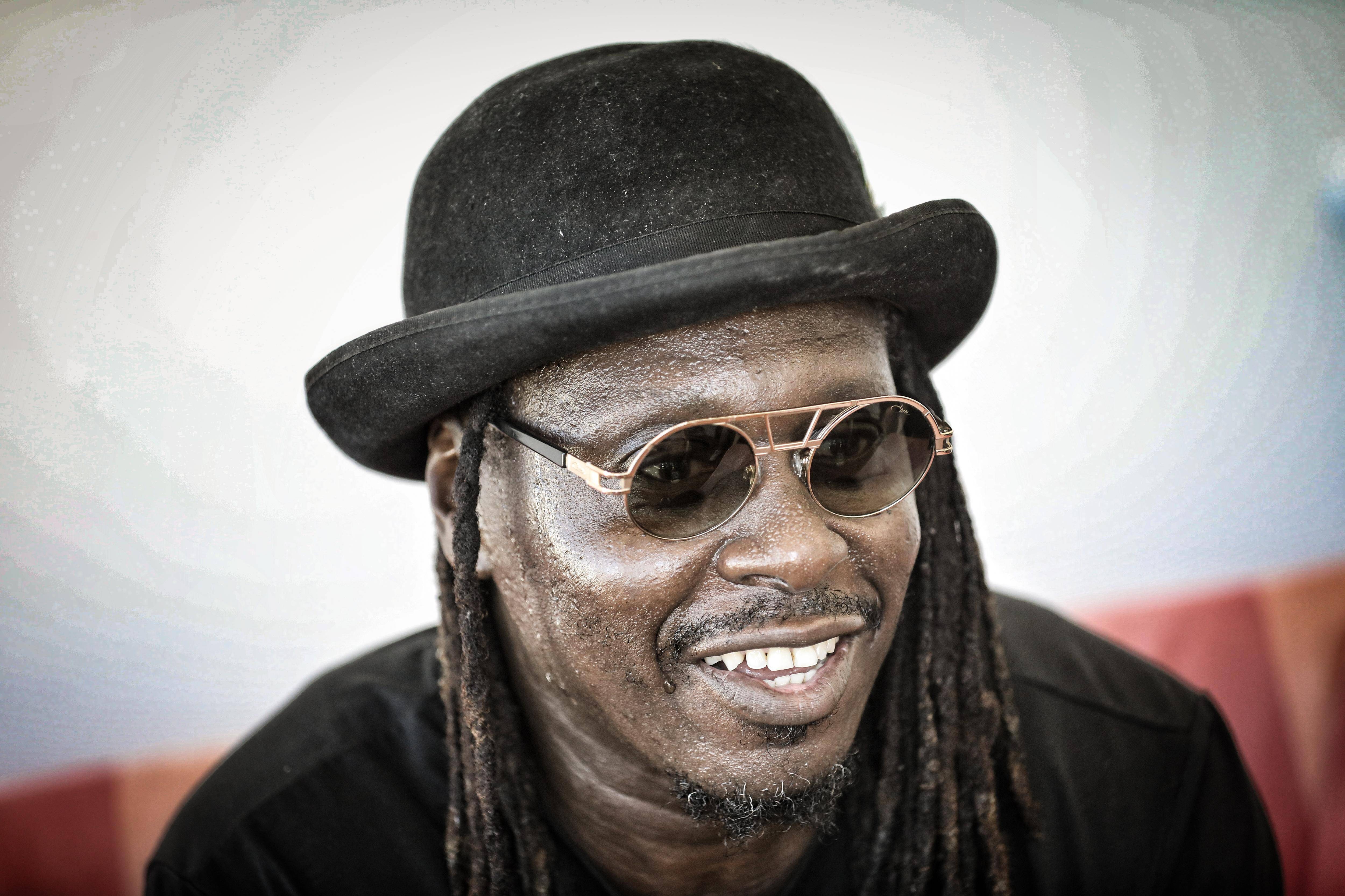 "La scène doit être un moment d'expression de la liberté et de communion": on a rencontré le chanteur sénégalais Faada Freddy aux Nuits du Sud