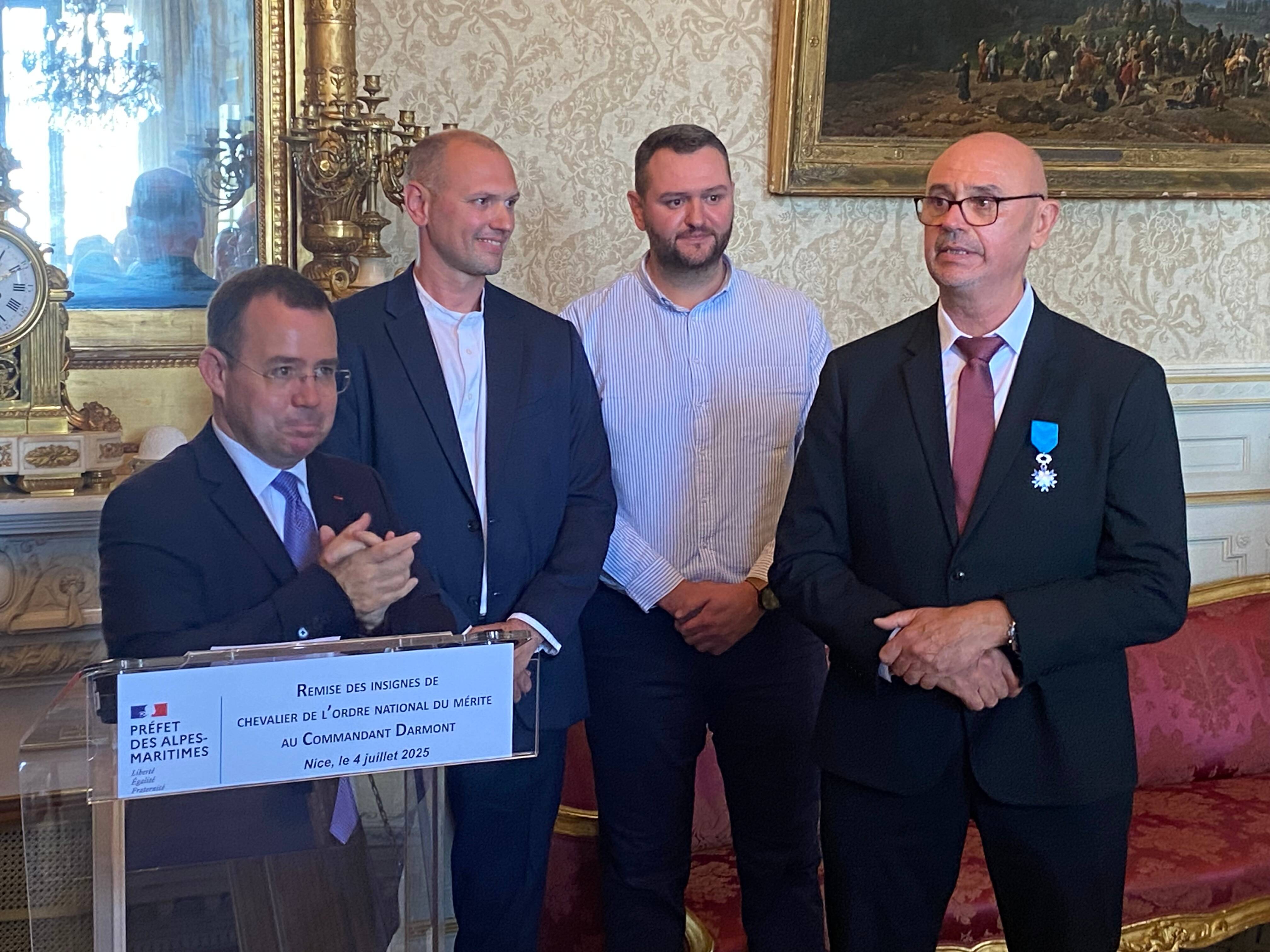 Un commandant fait chevalier: Christophe Darmont, 42 ans de service dans la police, décoré par le préfet à Nice